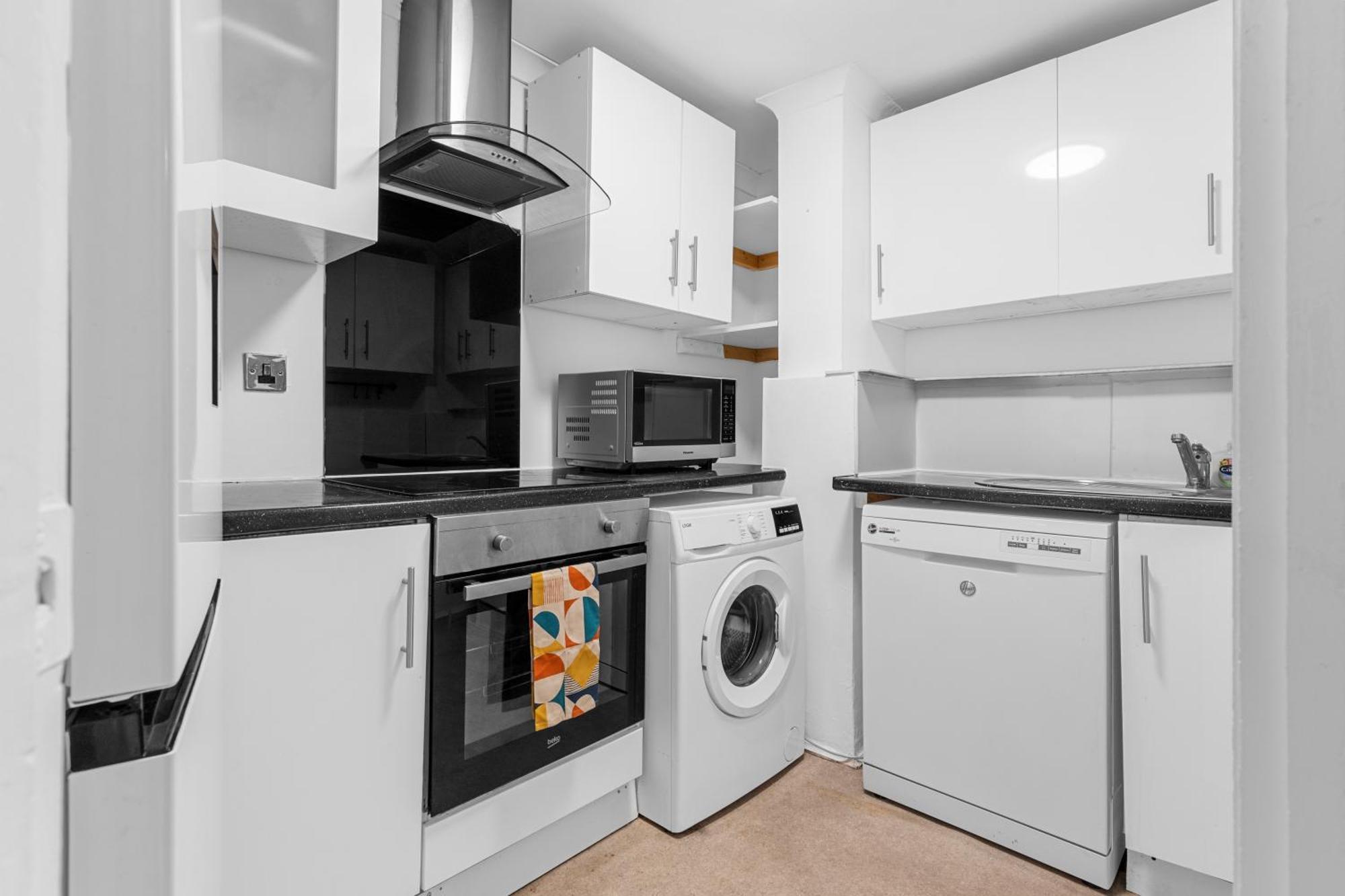 Stylish 3-bed Smart Tv & Views 5min To Tube Appartement