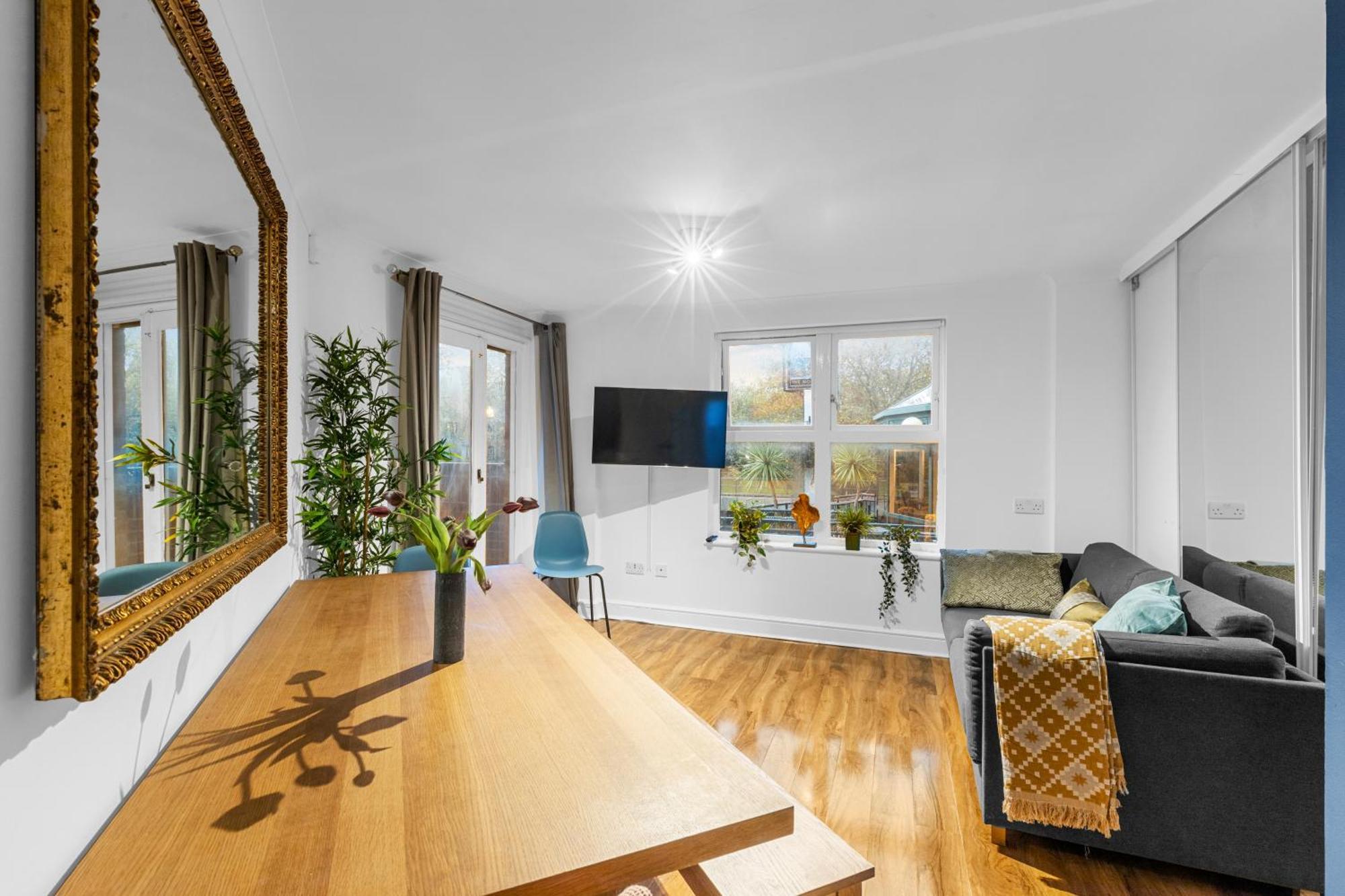 Stylish 3-bed Smart Tv & Views 5min To Tube Appartement *