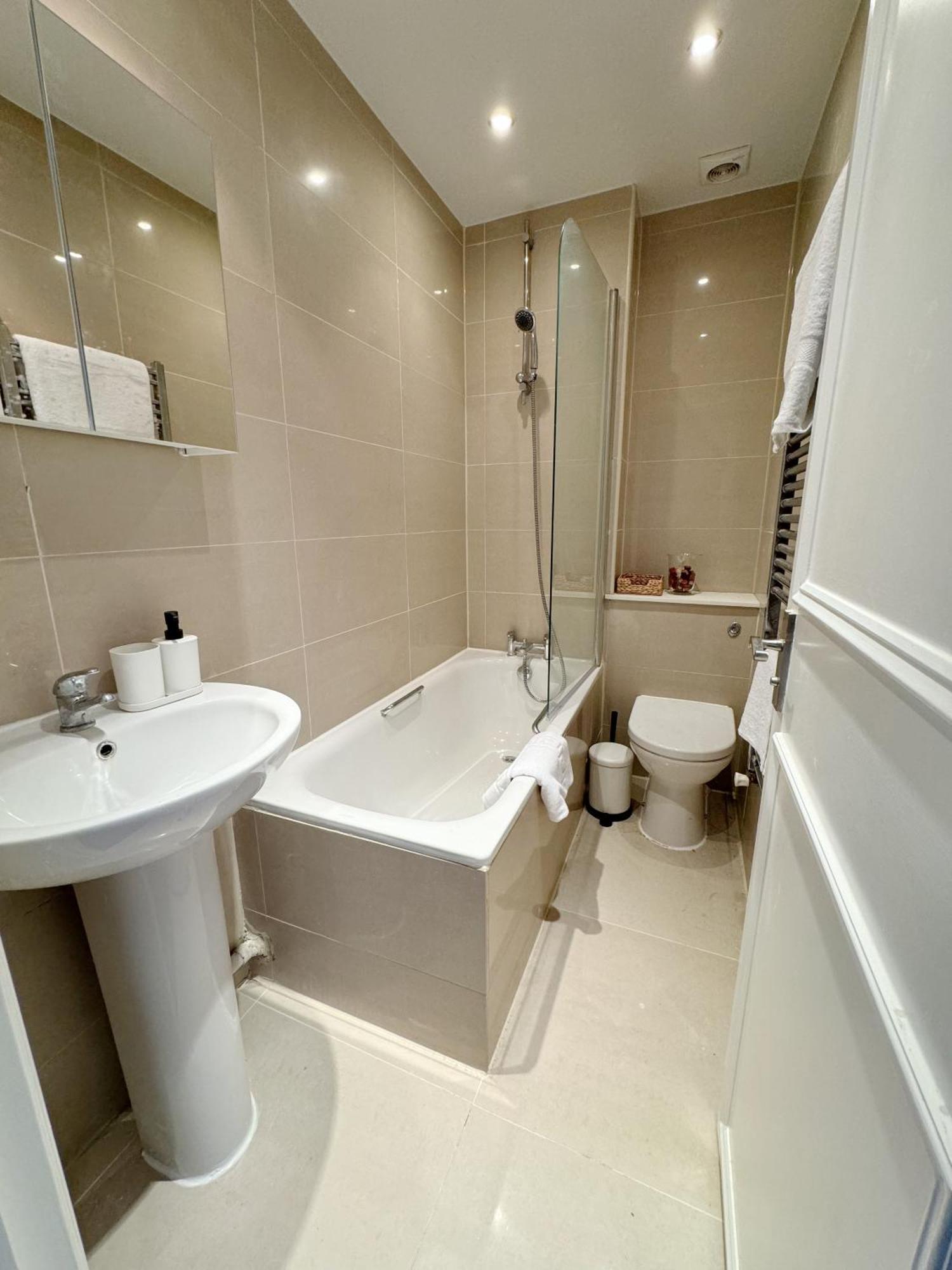 Stylish 2-bed Flat W Kitchen And Cosy Living Space Appartement