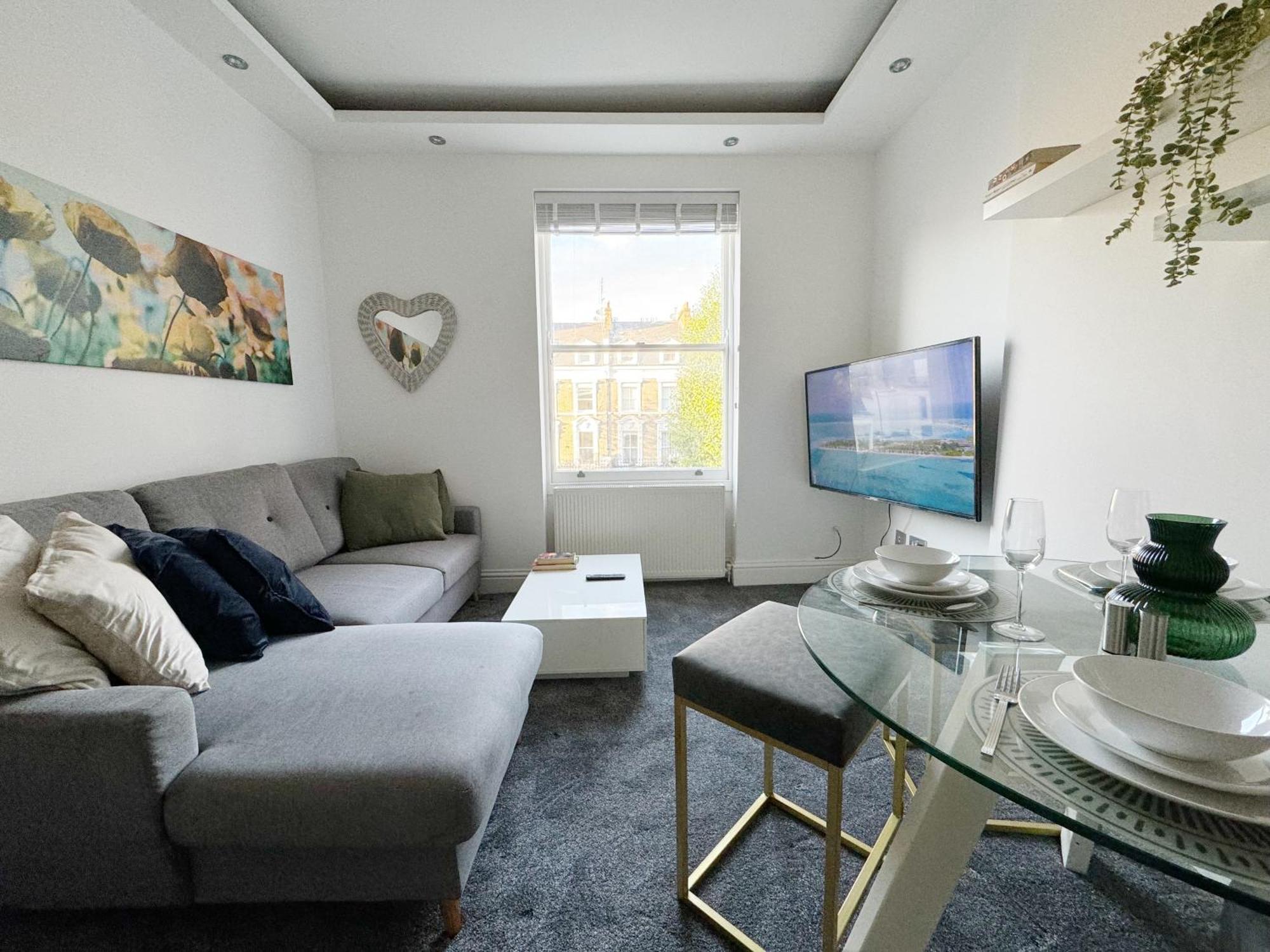 Stylish 2-bed Flat W Kitchen And Cosy Living Space Appartement *
