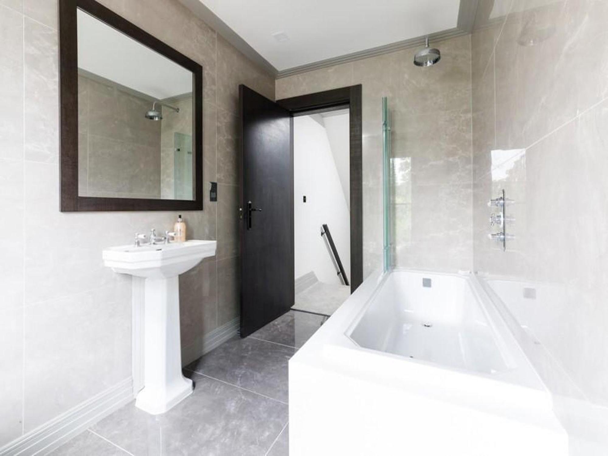 4bedroom, 3bath Retreat With Extra Toilet & Private Garden Oasis Apartamento