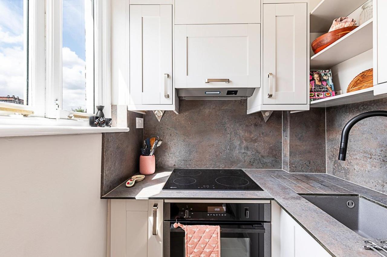 Modern Top-floor Victorian Charm In Kensington