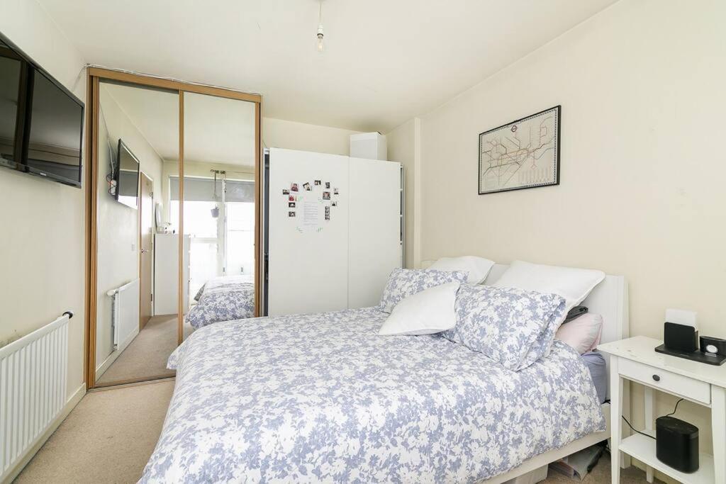 Urban Chic: Modern Flat East Next To Canal Londres