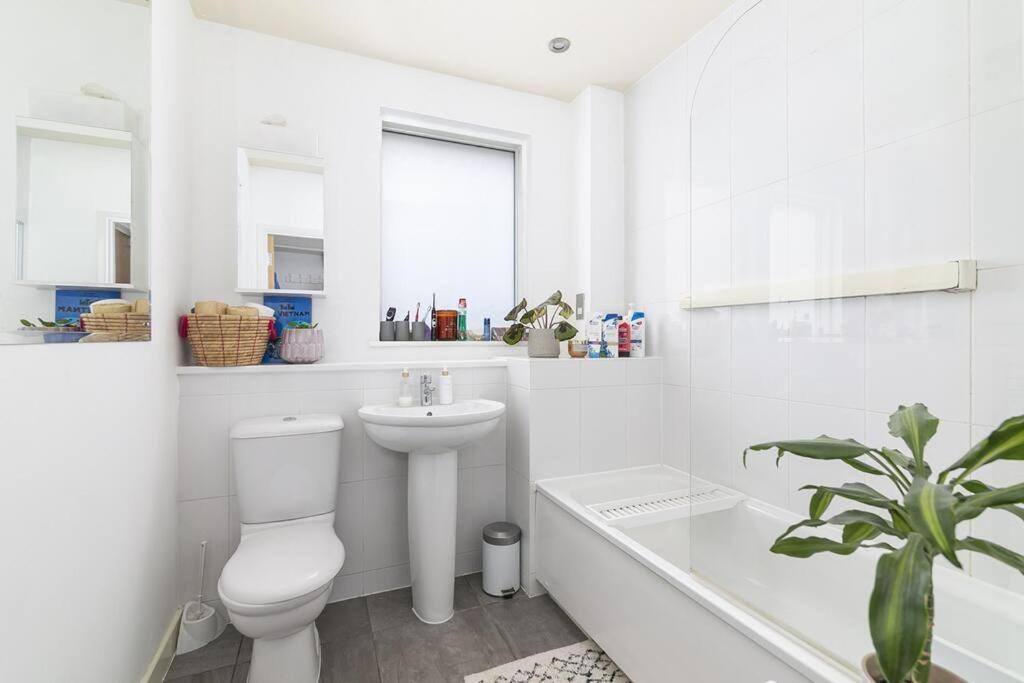 Urban Chic: Modern Flat East Next To Canal Appartement