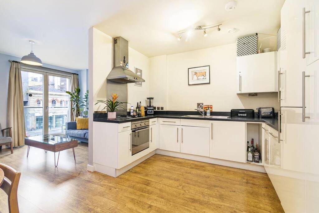 Urban Chic: Modern Flat East Next To Canal Appartement Londres