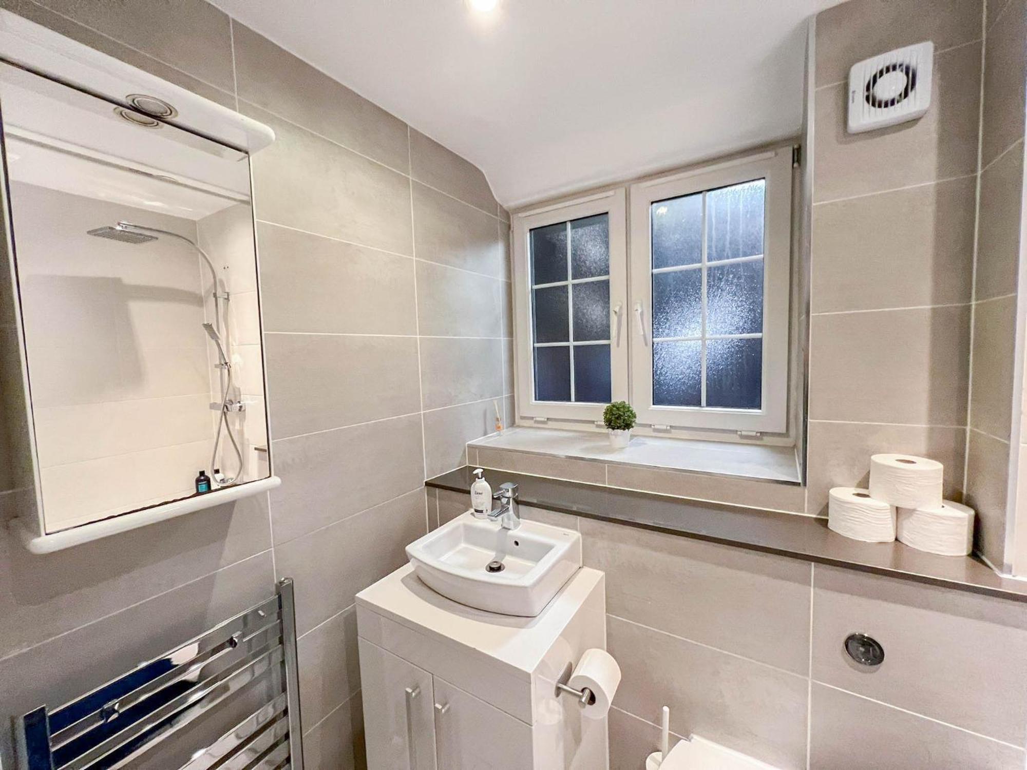 Apartment Chic 2-bedroom Flat With Free Wi-fi Few Steps From The Oval *