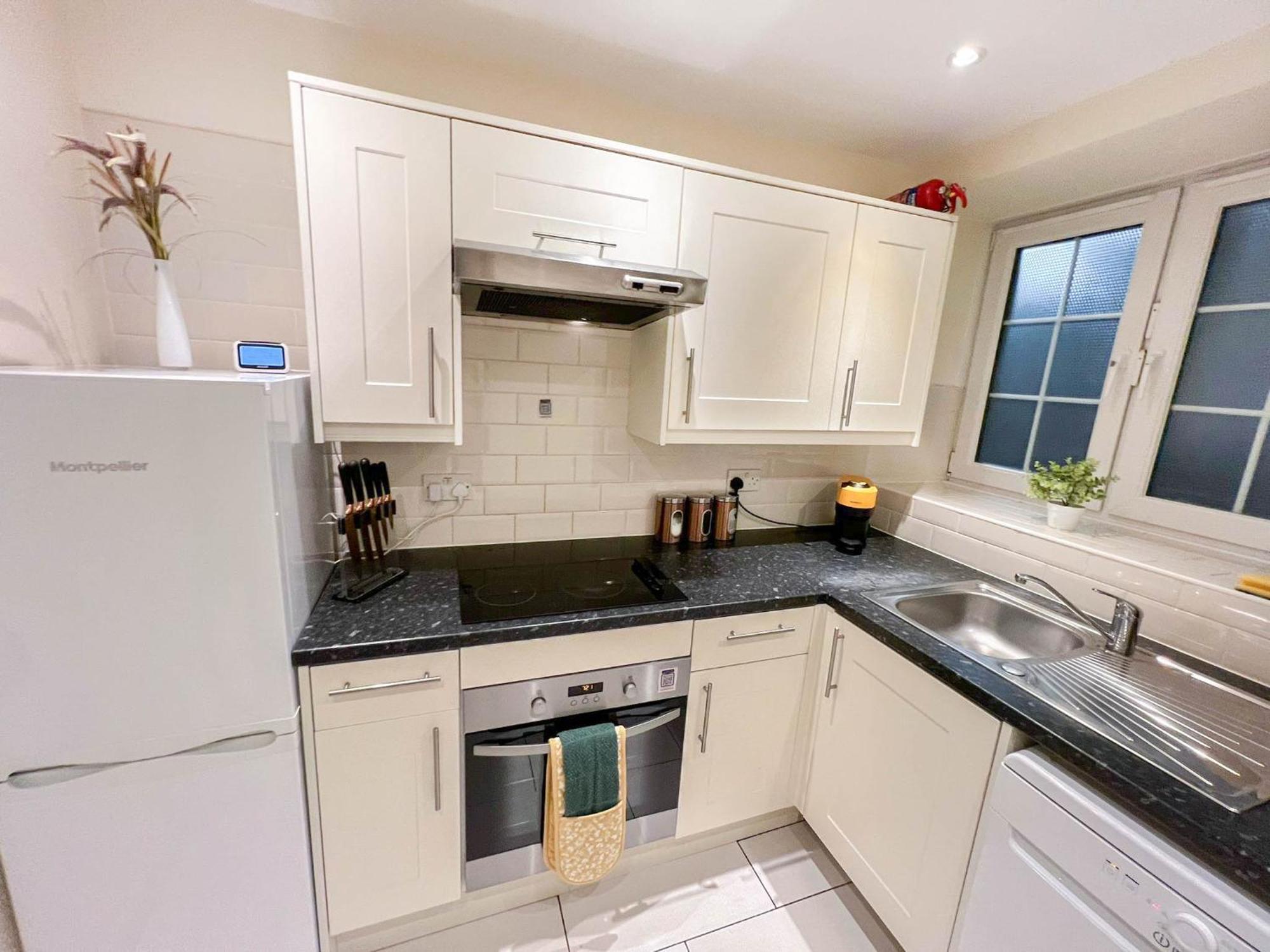 Apartment Chic 2-bedroom Flat With Free Wi-fi Few Steps From The Oval London