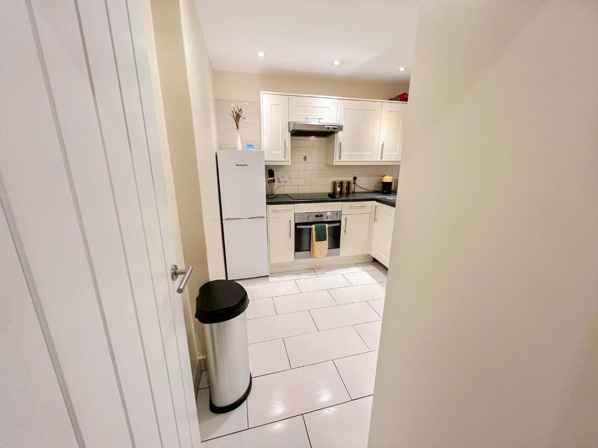 Apartment Chic 2-bedroom Flat With Free Wi-fi Few Steps From The Oval London