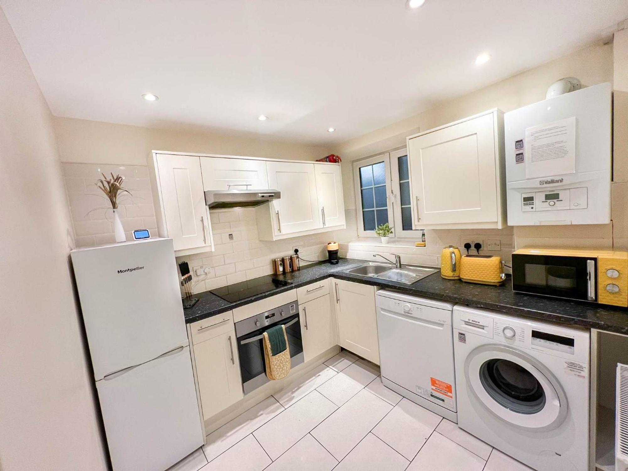 Apartment Chic 2-bedroom Flat With Free Wi-fi Few Steps From The Oval London