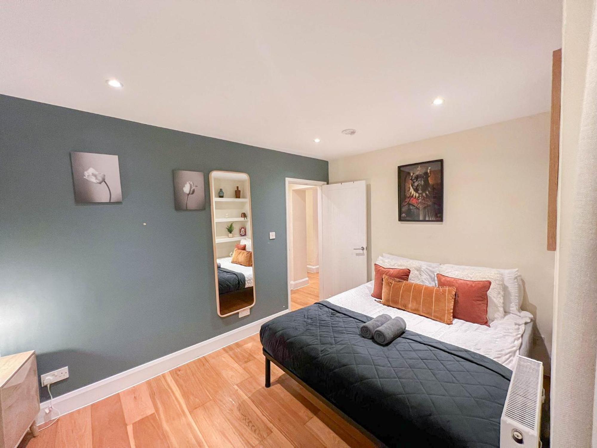 Apartment Chic 2-bedroom Flat With Free Wi-fi Few Steps From The Oval London