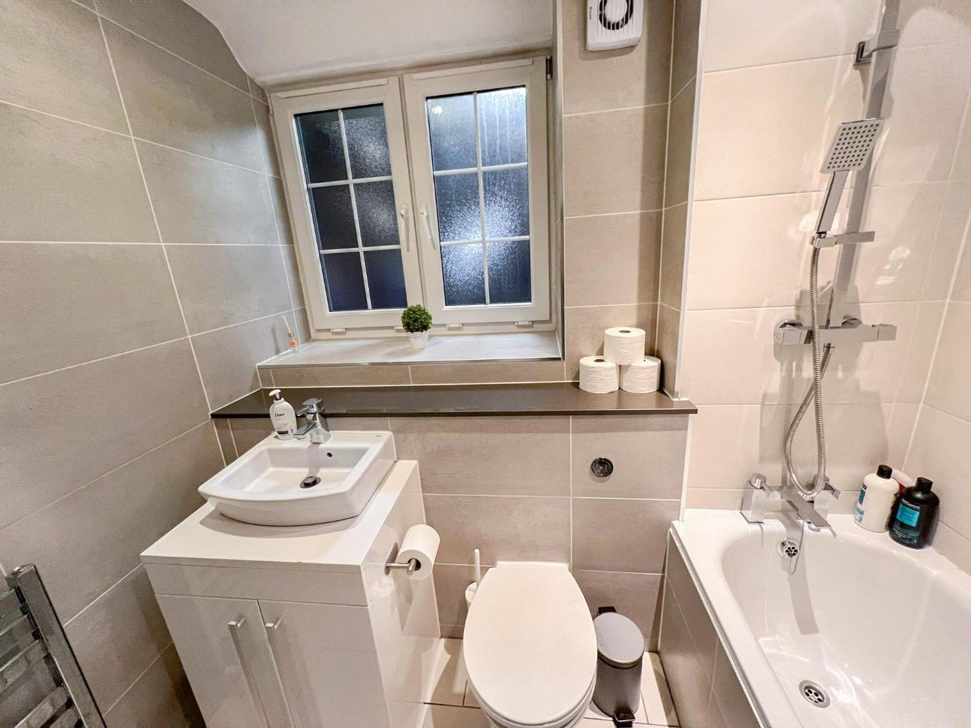 Chic 2-bedroom Flat With Free Wi-fi Few Steps From The Oval London