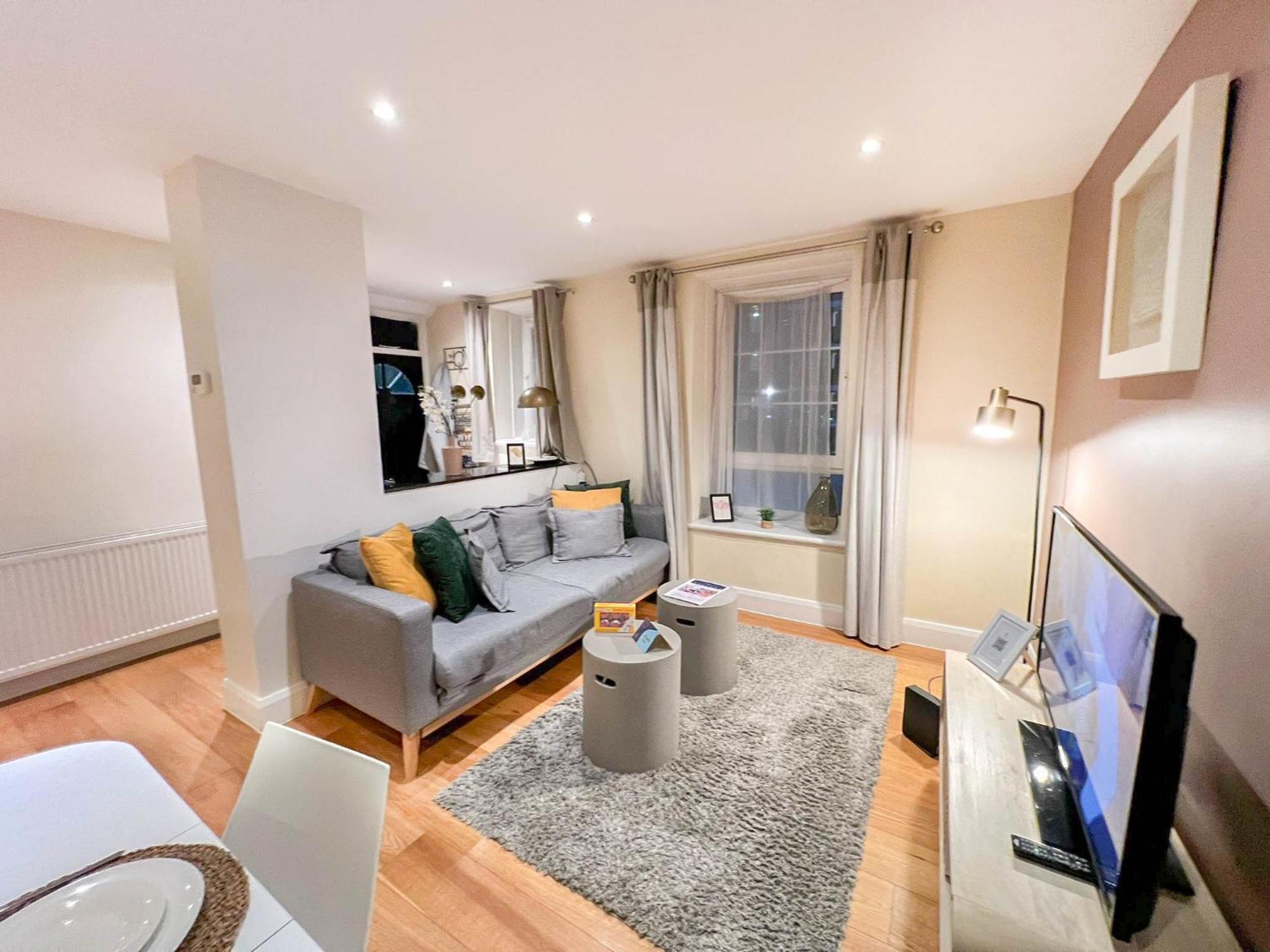 Apartment Chic 2-bedroom Flat With Free Wi-fi Few Steps From The Oval London