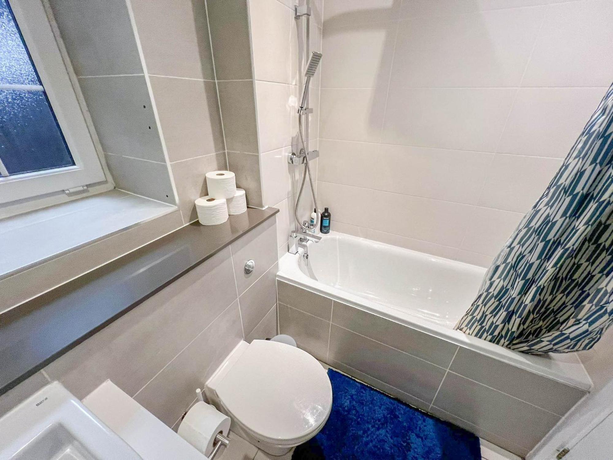 Chic 2-bedroom Flat With Free Wi-fi Few Steps From The Oval London