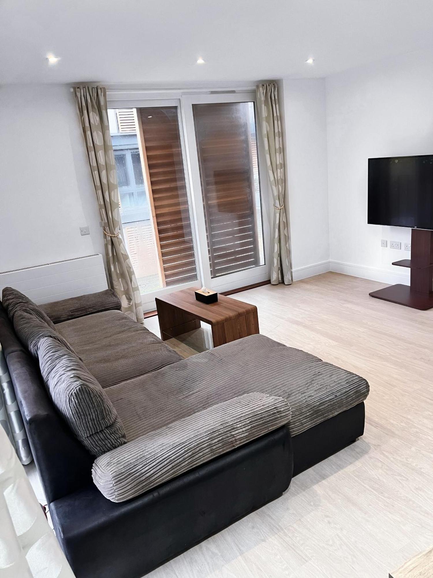 Luxury Modern 2 Bed 2 Bath Appartement *