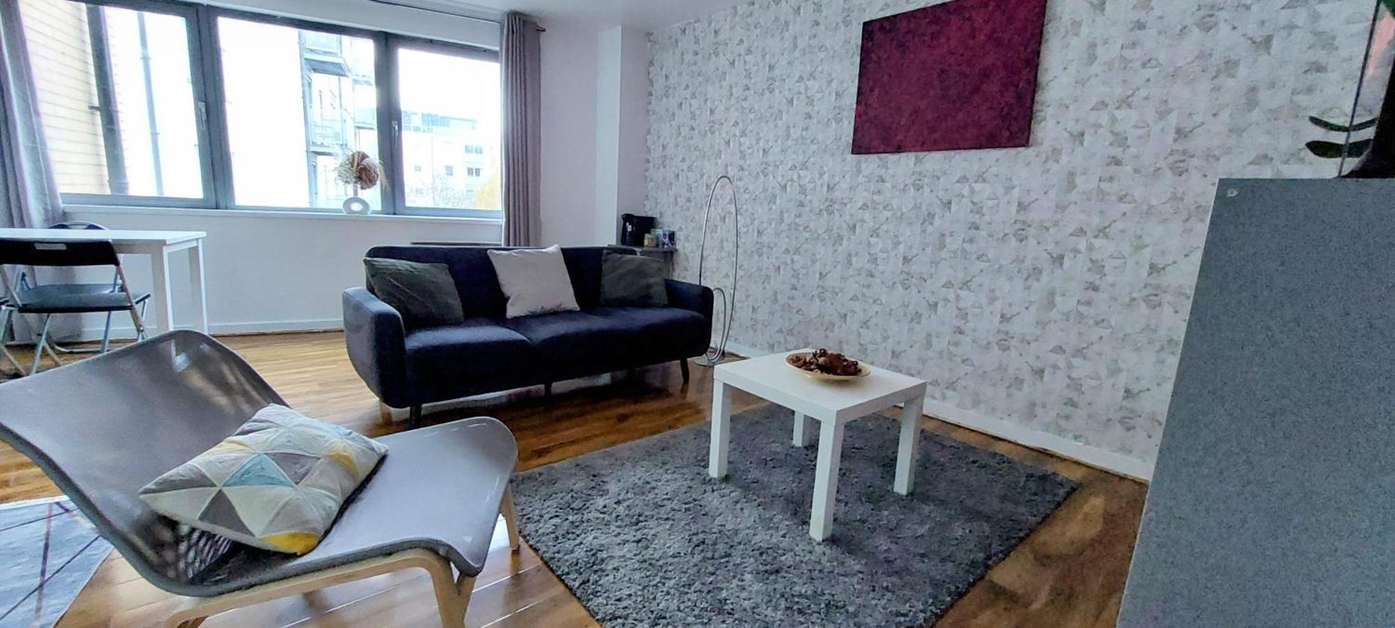 Charming 1bdr Serviced Condo! 4 Guests Pool N Free Parking Apartamento