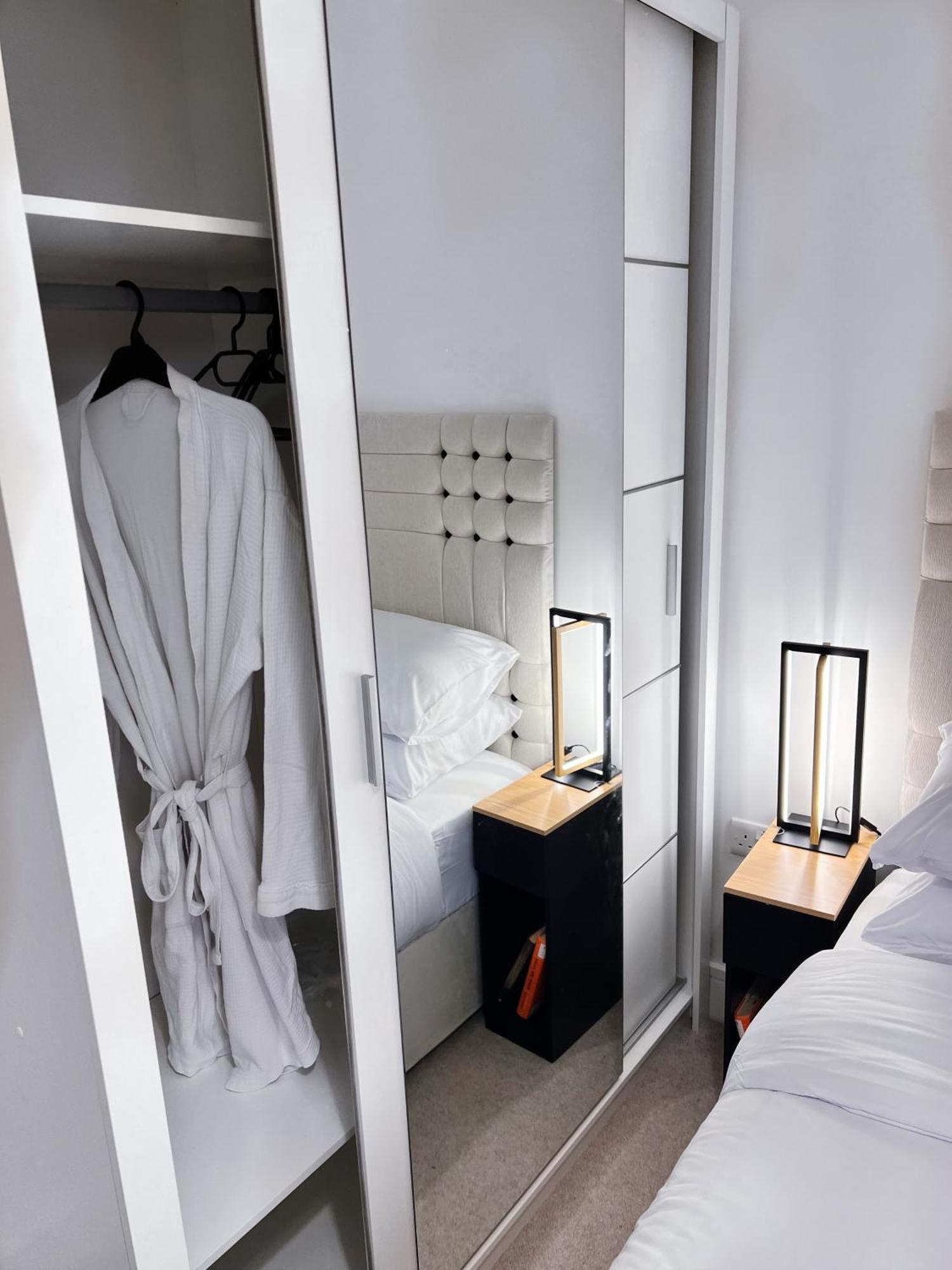 Luxury Modern 2 Bed 2 Bath Appartement *