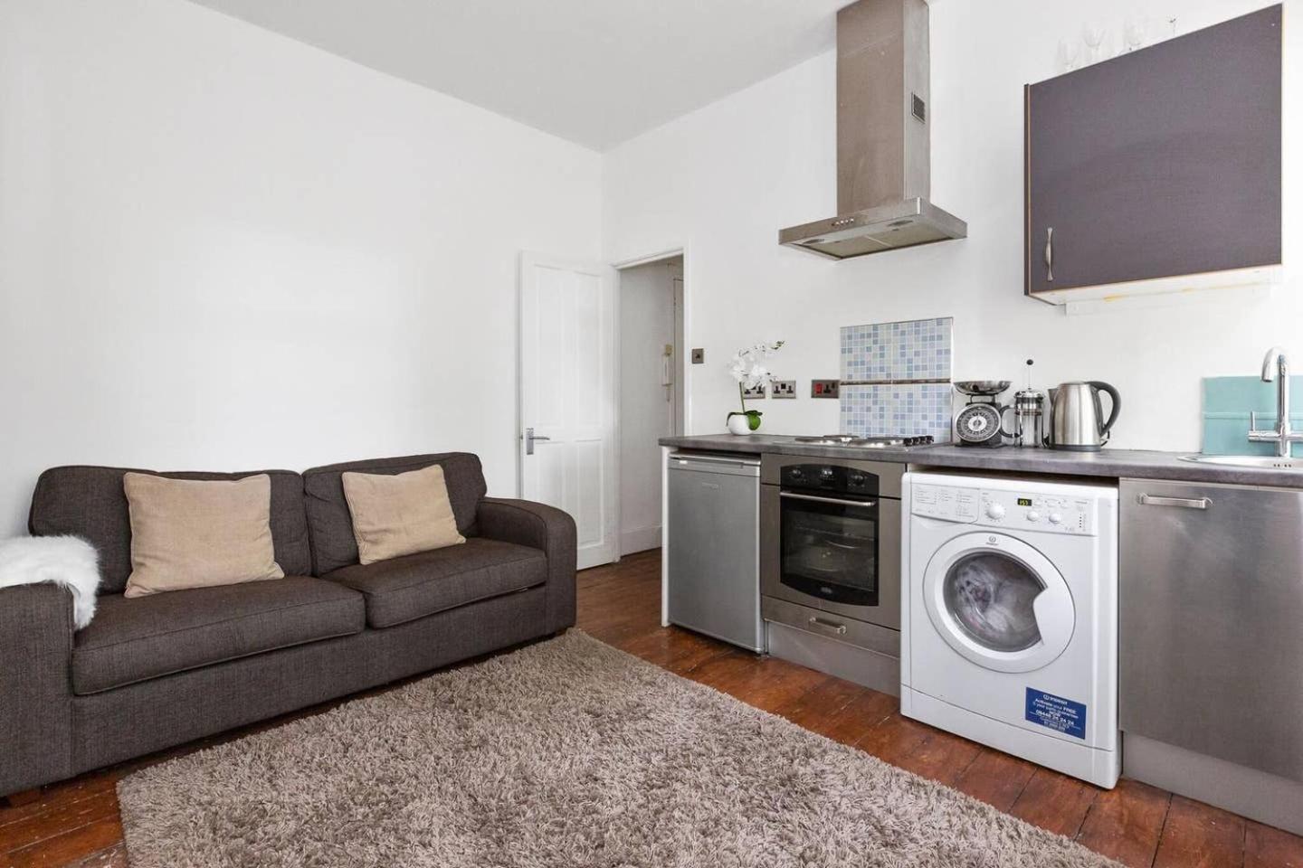 Cute, Cosy Flat Near Bridge