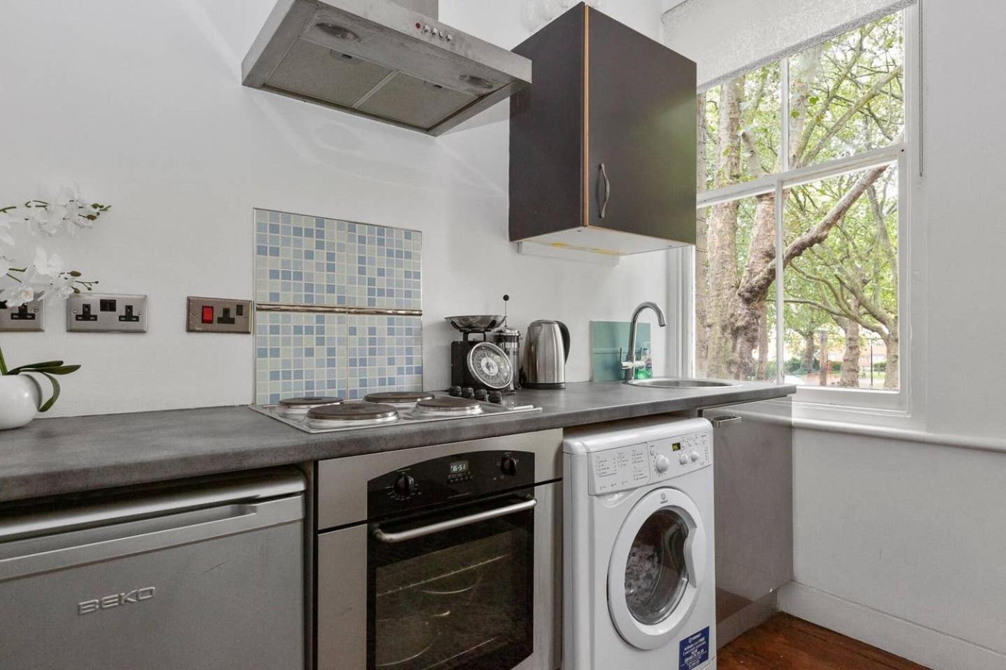 Cute, Cosy Flat Near Bridge