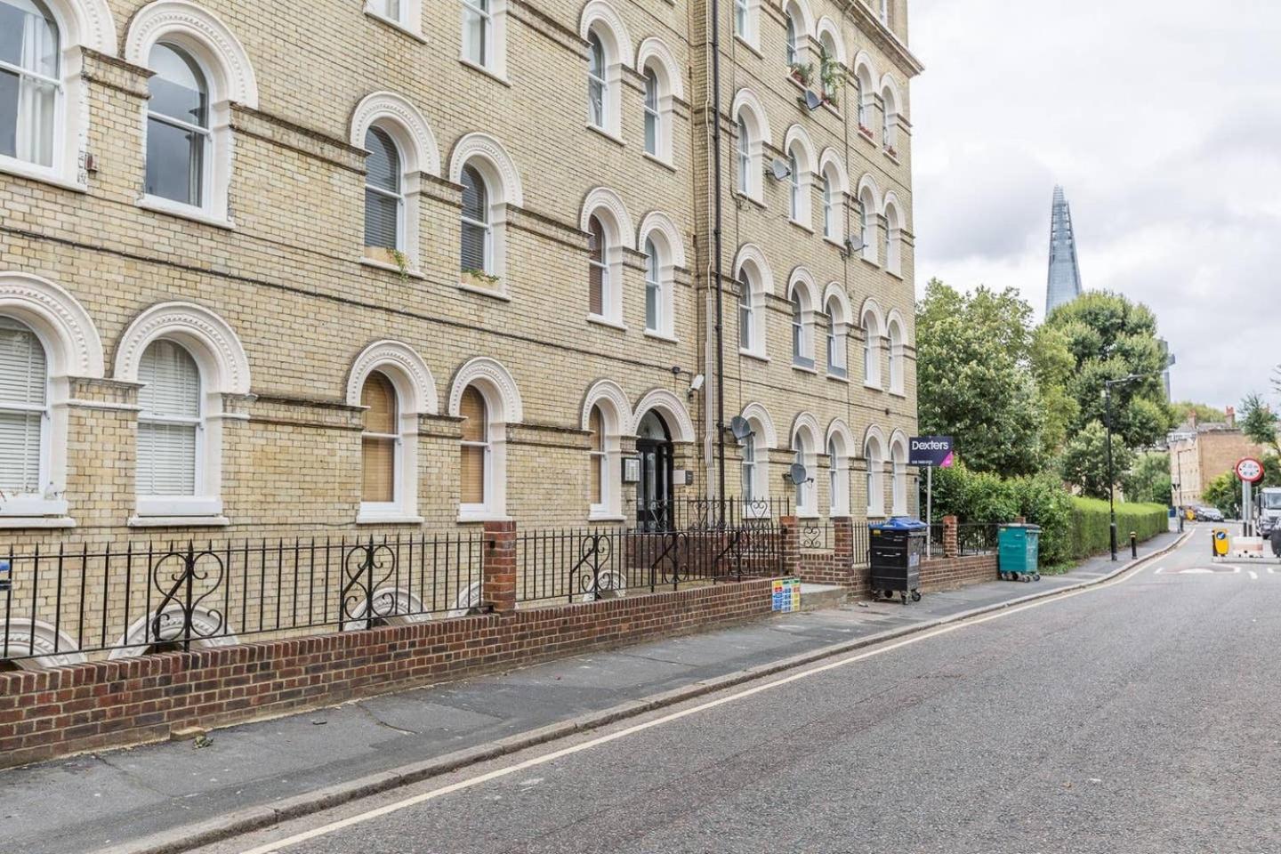 Cute, Cosy Flat Near Bridge *