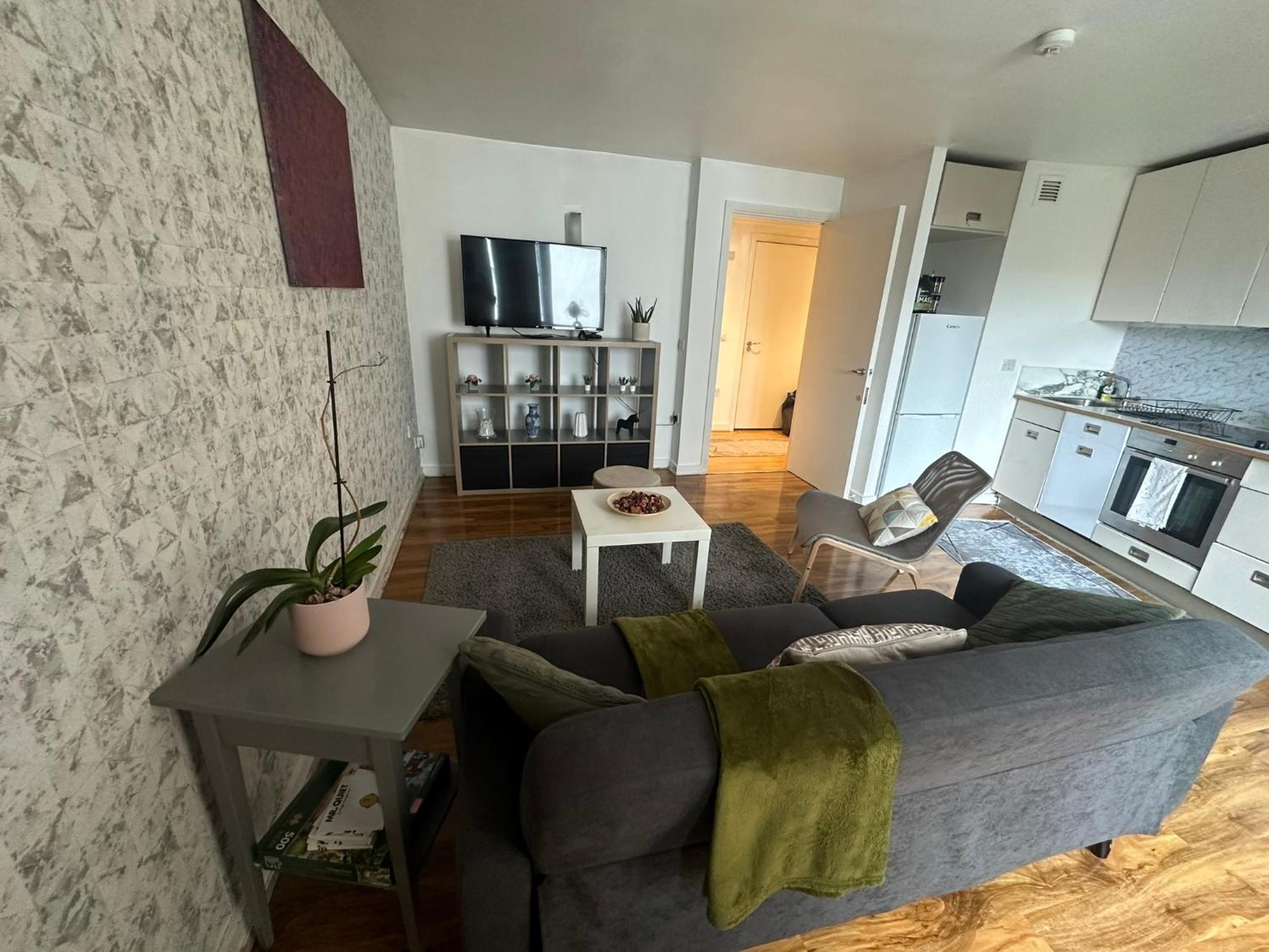 Charming 1bdr Serviced Condo! 4 Guests Pool N Free Parking Londres