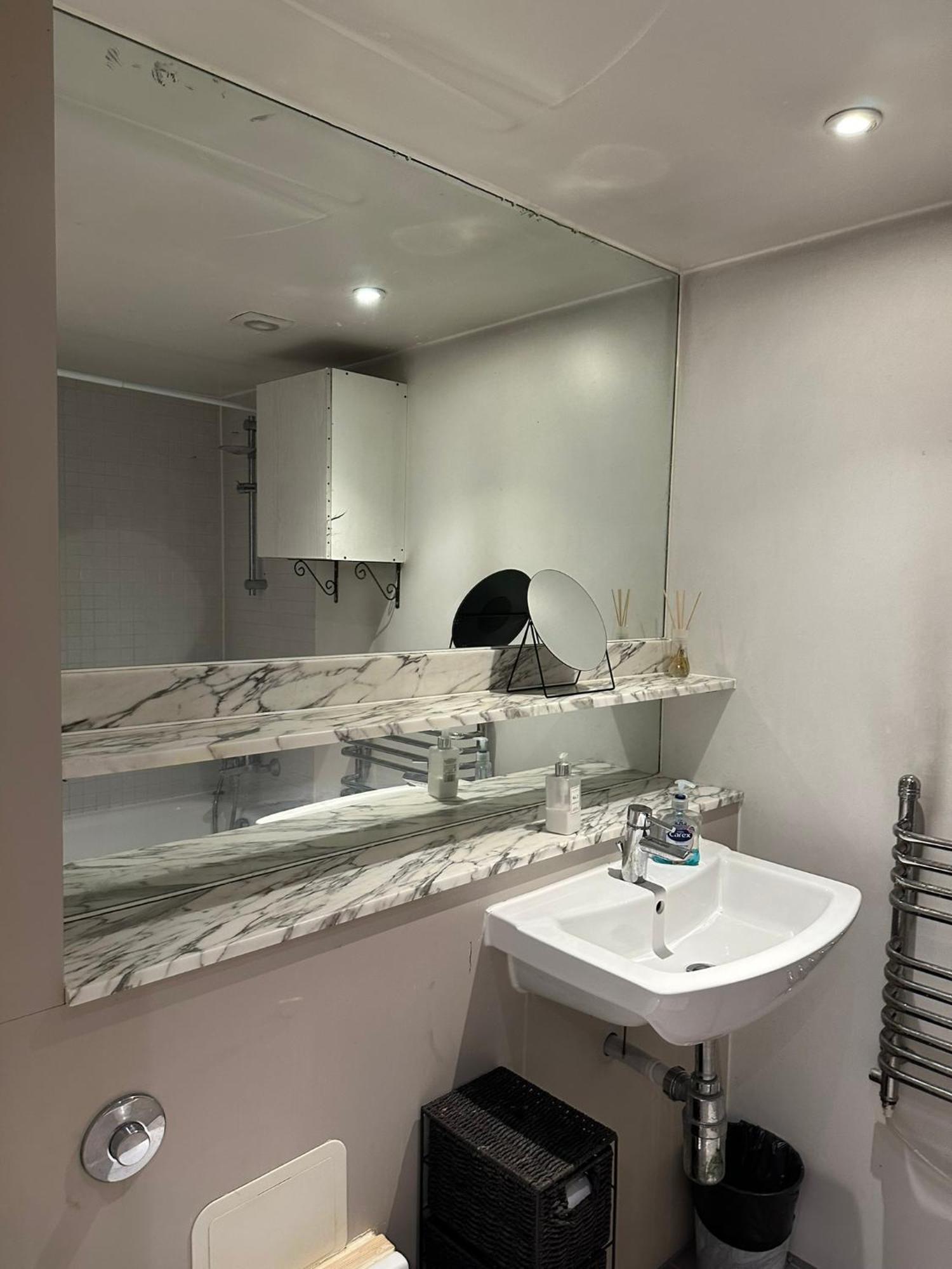 Charming 1bdr Serviced Condo! 4 Guests Pool N Free Parking * Londres