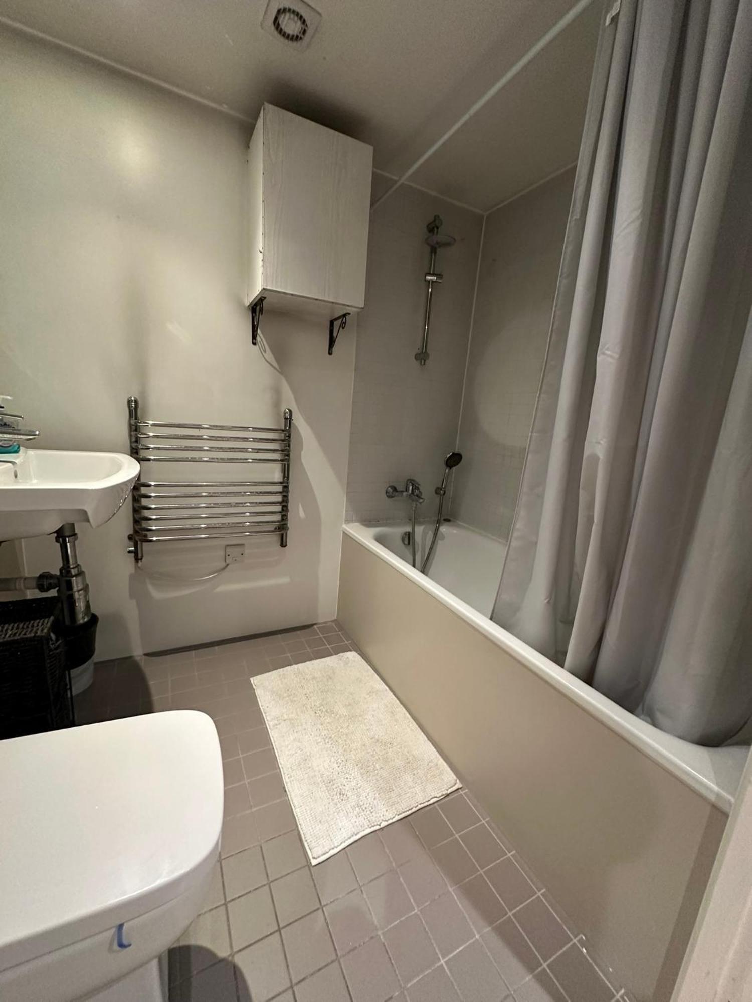 Charming 1bdr Serviced Condo! 4 Guests Pool N Free Parking Apartamento