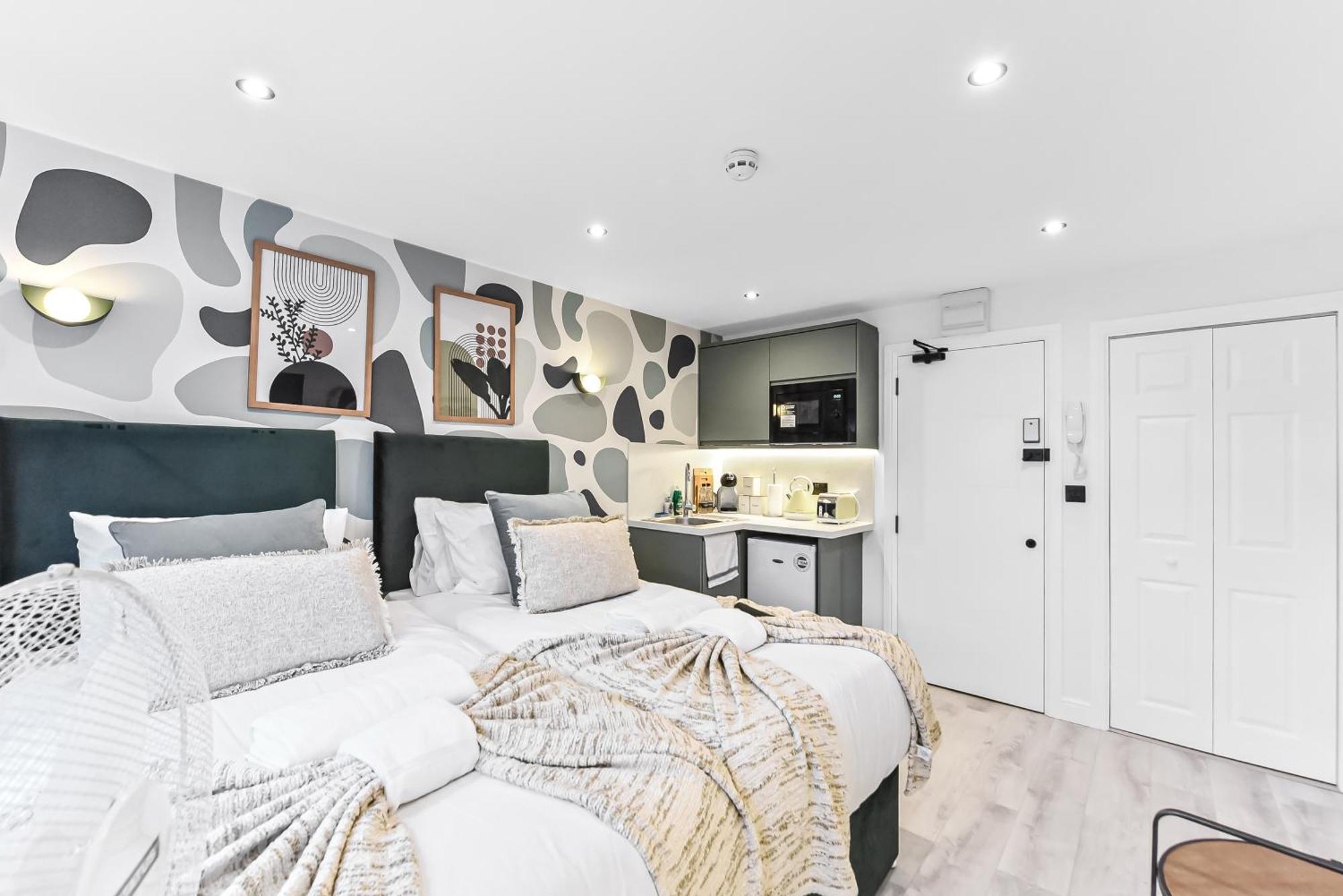 Chic & Trendy Designer With Full Kitchen Londres