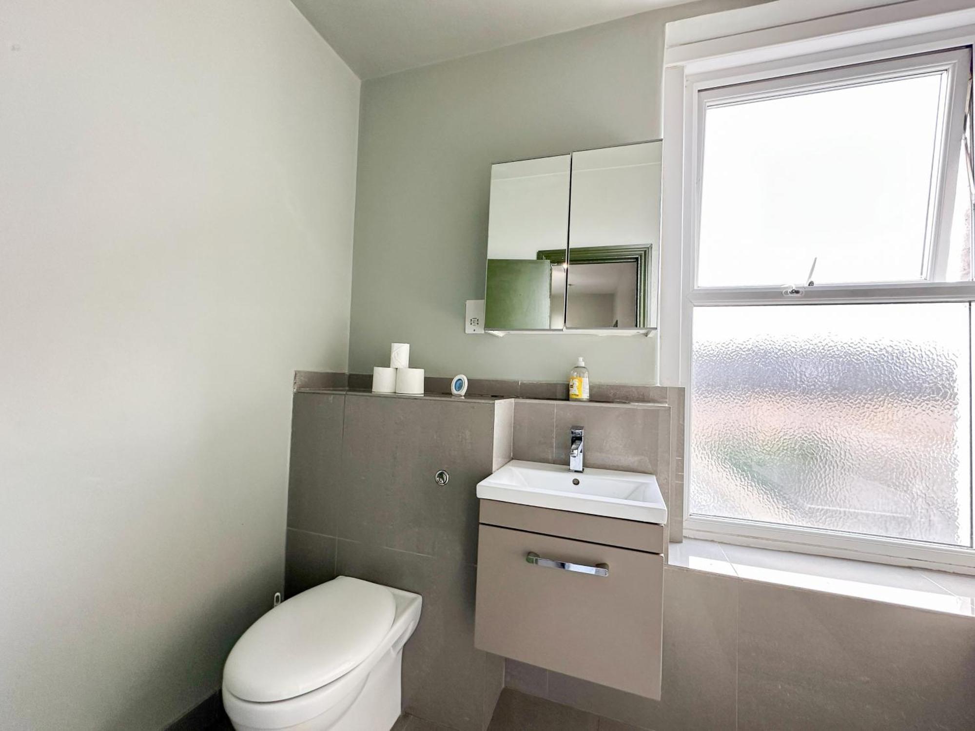 Lovely 2-bedroom Flat With Indoor Fireplace In Shepherds Bush, Near White Appartement Londres
