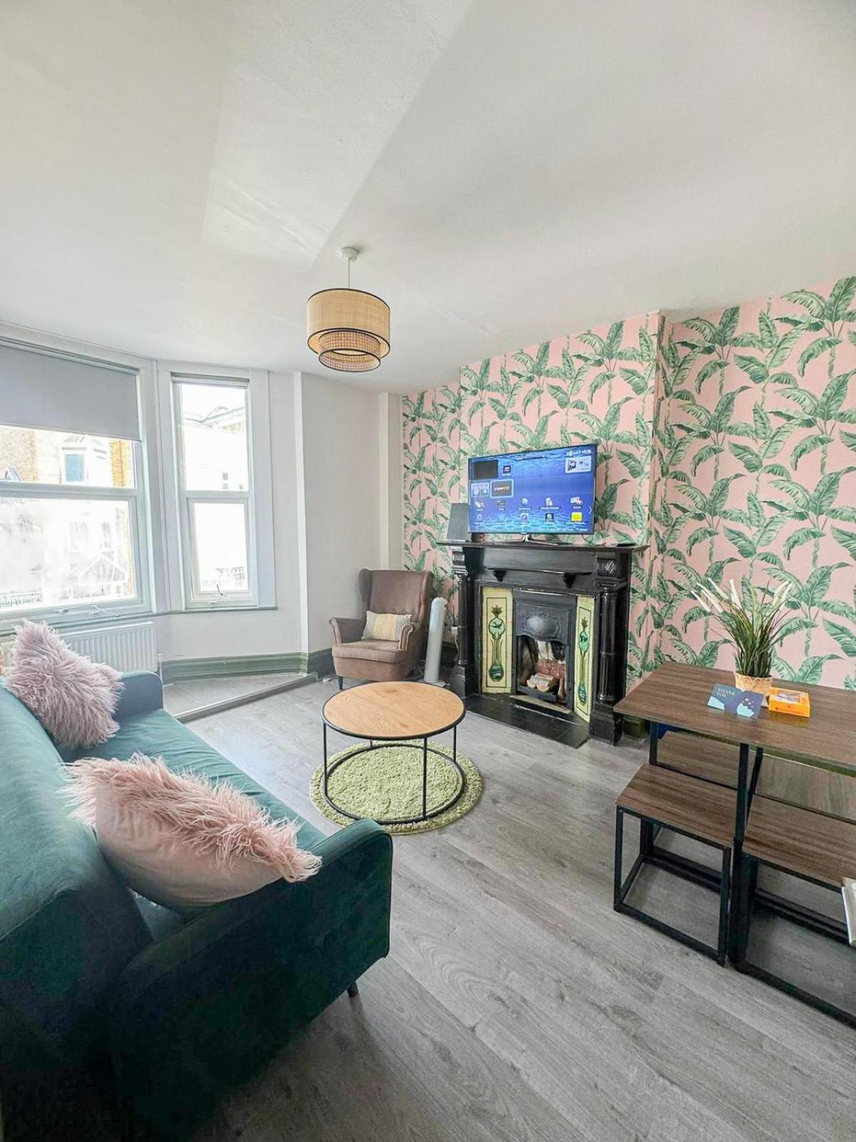 Lovely 2-bedroom Flat With Indoor Fireplace In Shepherds Bush, Near White Londres