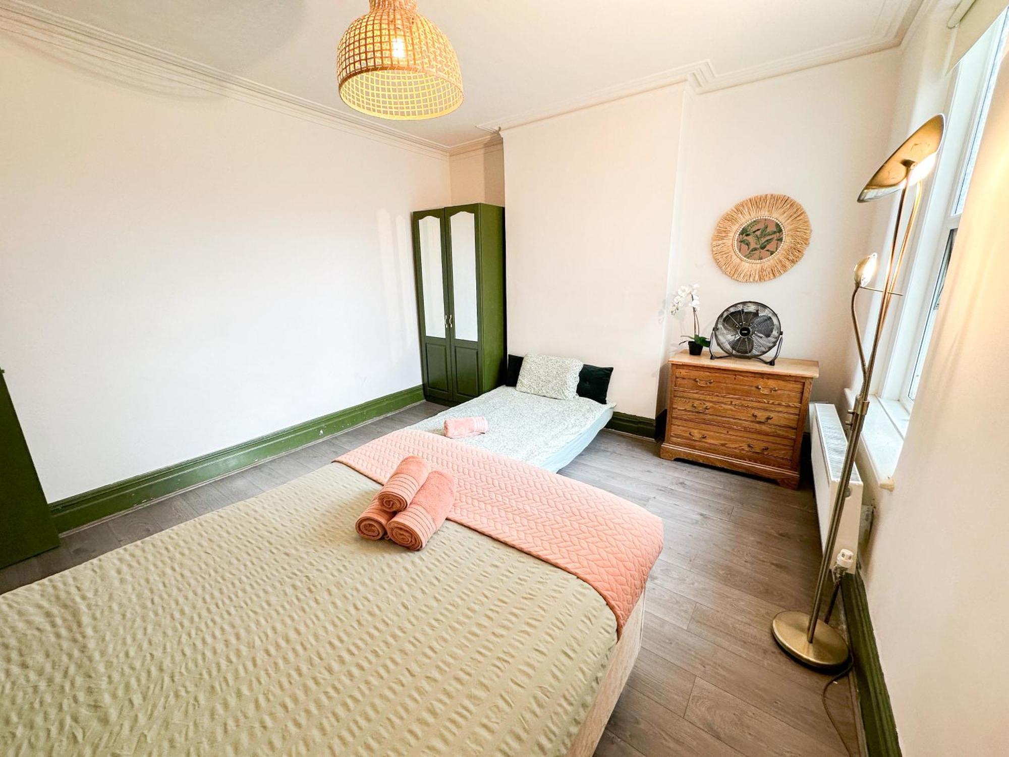 Lovely 2-bedroom Flat With Indoor Fireplace In Shepherds Bush, Near White * Londres