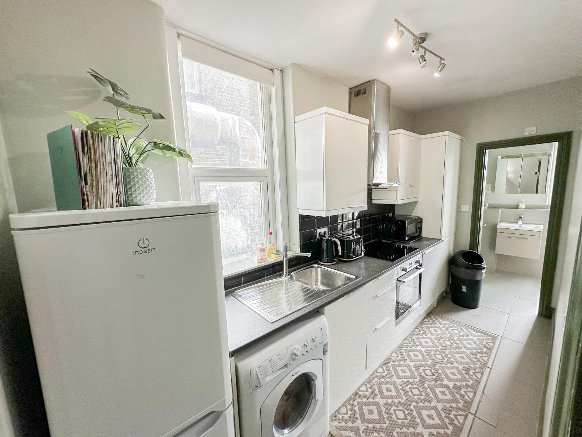 Lovely 2-bedroom Flat With Indoor Fireplace In Shepherds Bush, Near White Appartement Londres