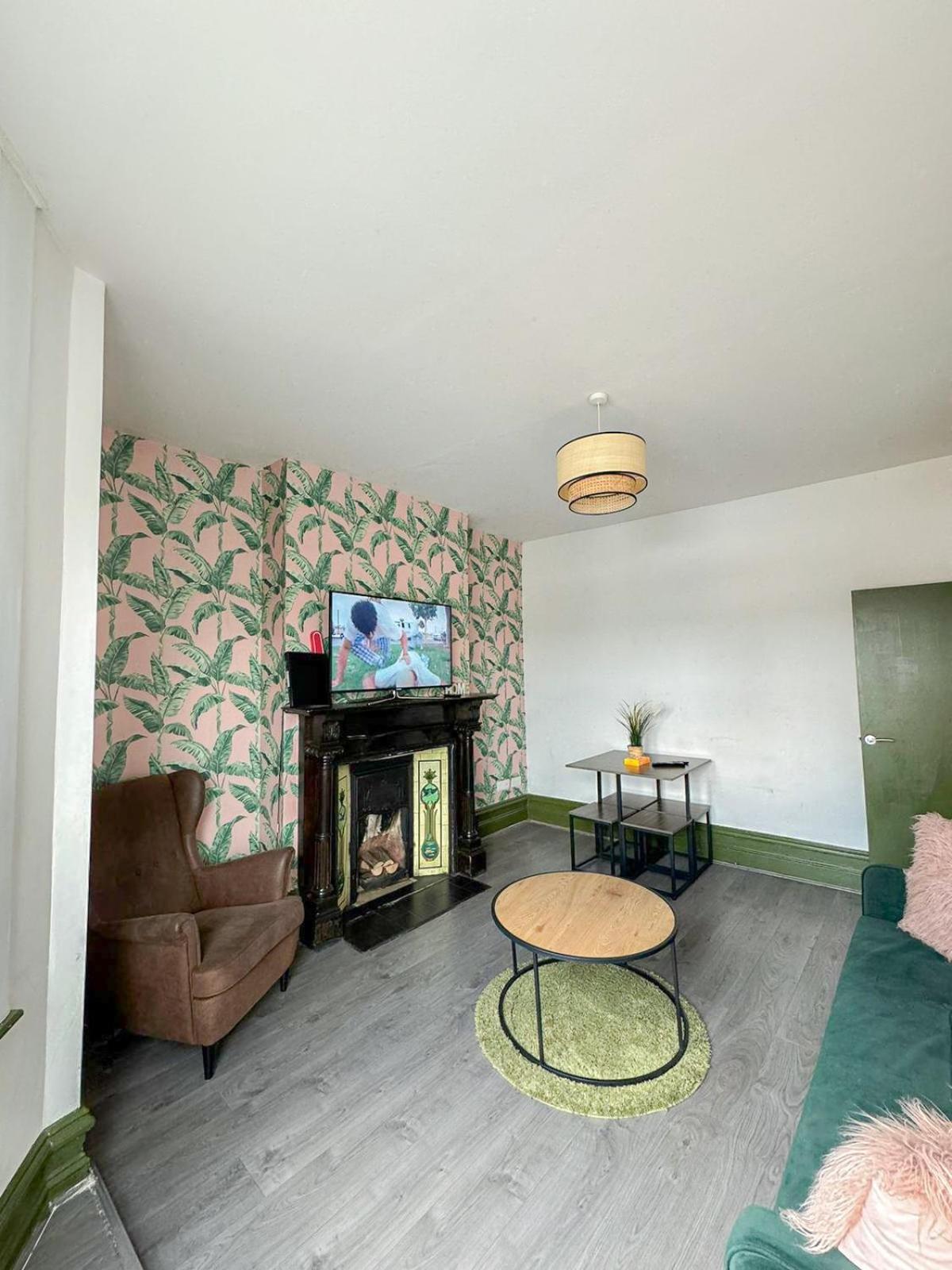 Lovely 2-bedroom Flat With Indoor Fireplace In Shepherds Bush, Near White Appartement Londres
