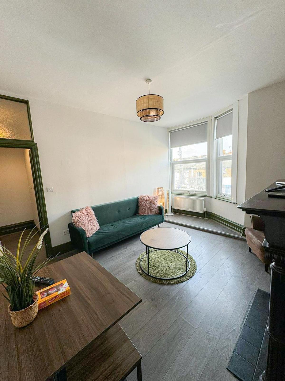 Lovely 2-bedroom Flat With Indoor Fireplace In Shepherds Bush, Near White Londres