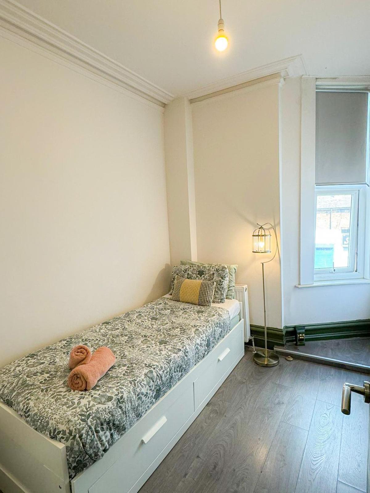 Lovely 2-bedroom Flat With Indoor Fireplace In Shepherds Bush, Near White Appartement