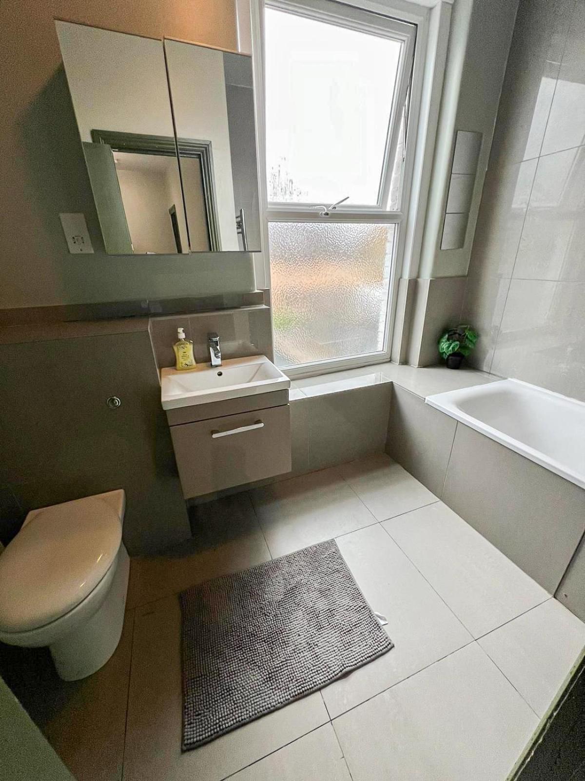 Lovely 2-bedroom Flat With Indoor Fireplace In Shepherds Bush, Near White Appartement Londres