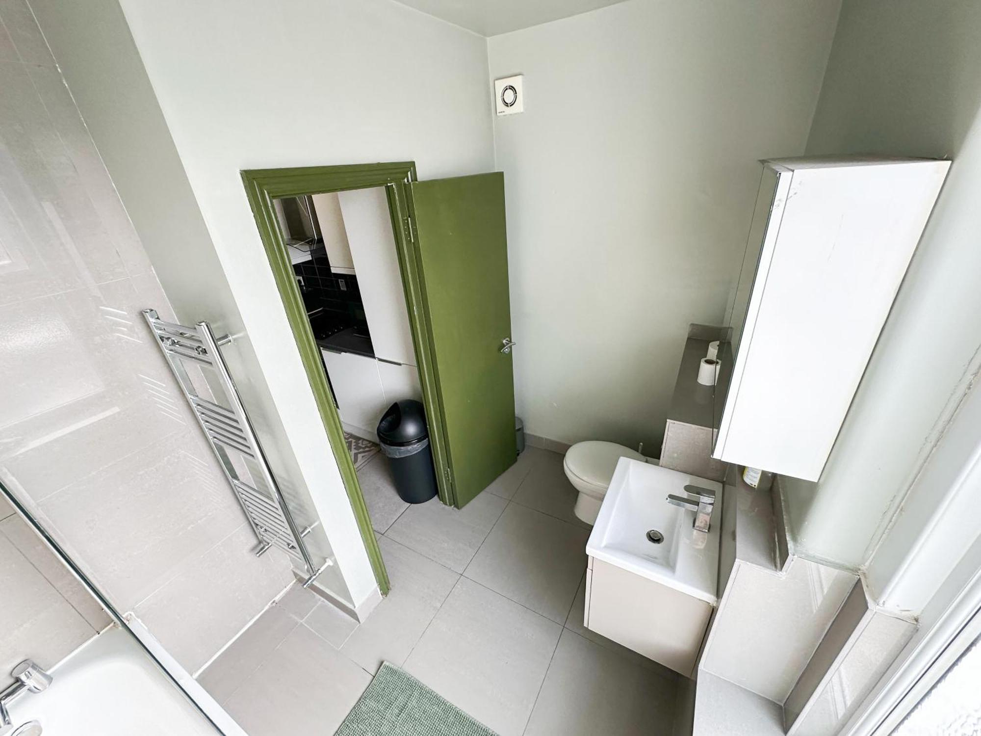 Lovely 2-bedroom Flat With Indoor Fireplace In Shepherds Bush, Near White Appartement Londres