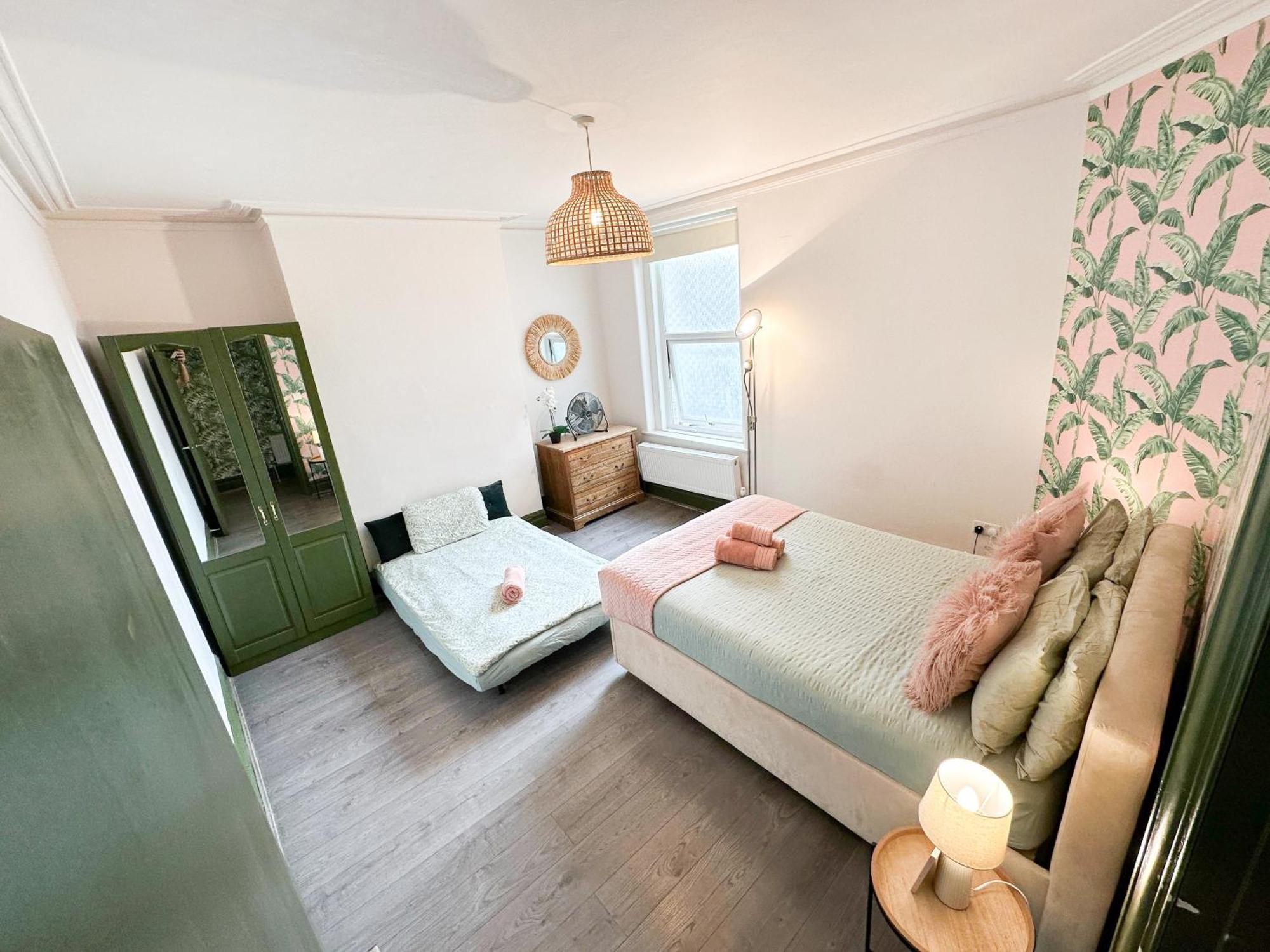 Lovely 2-bedroom Flat With Indoor Fireplace In Shepherds Bush, Near White Appartement