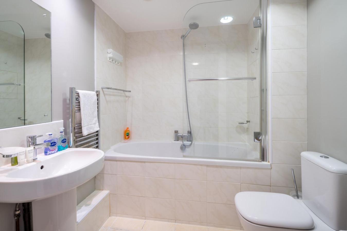 Luxury 1 Bed Sleeps 5, Barons Court 5m To Tube *