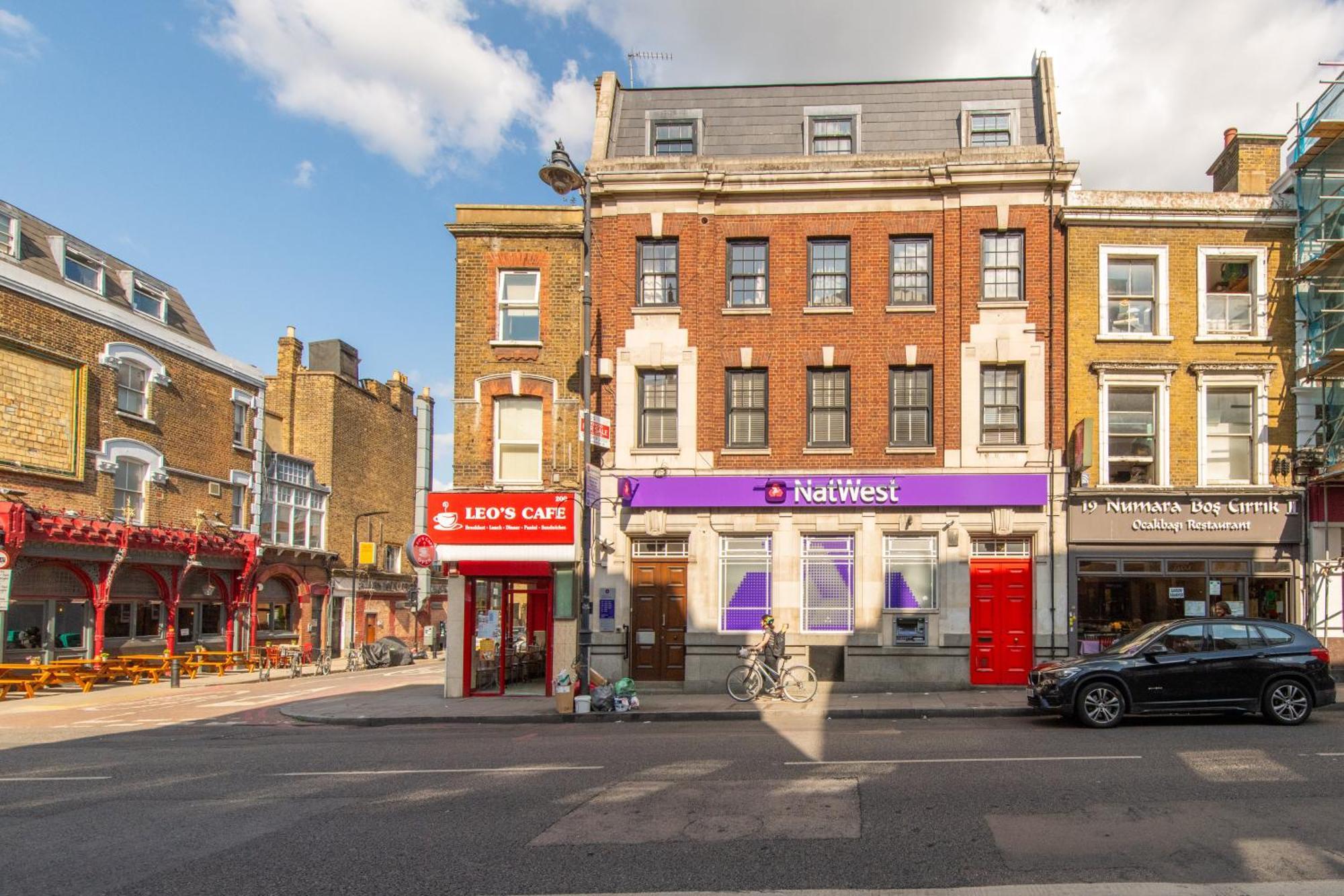 Unique 2 Bedroom Flat On Stoke Newington High Street Londres