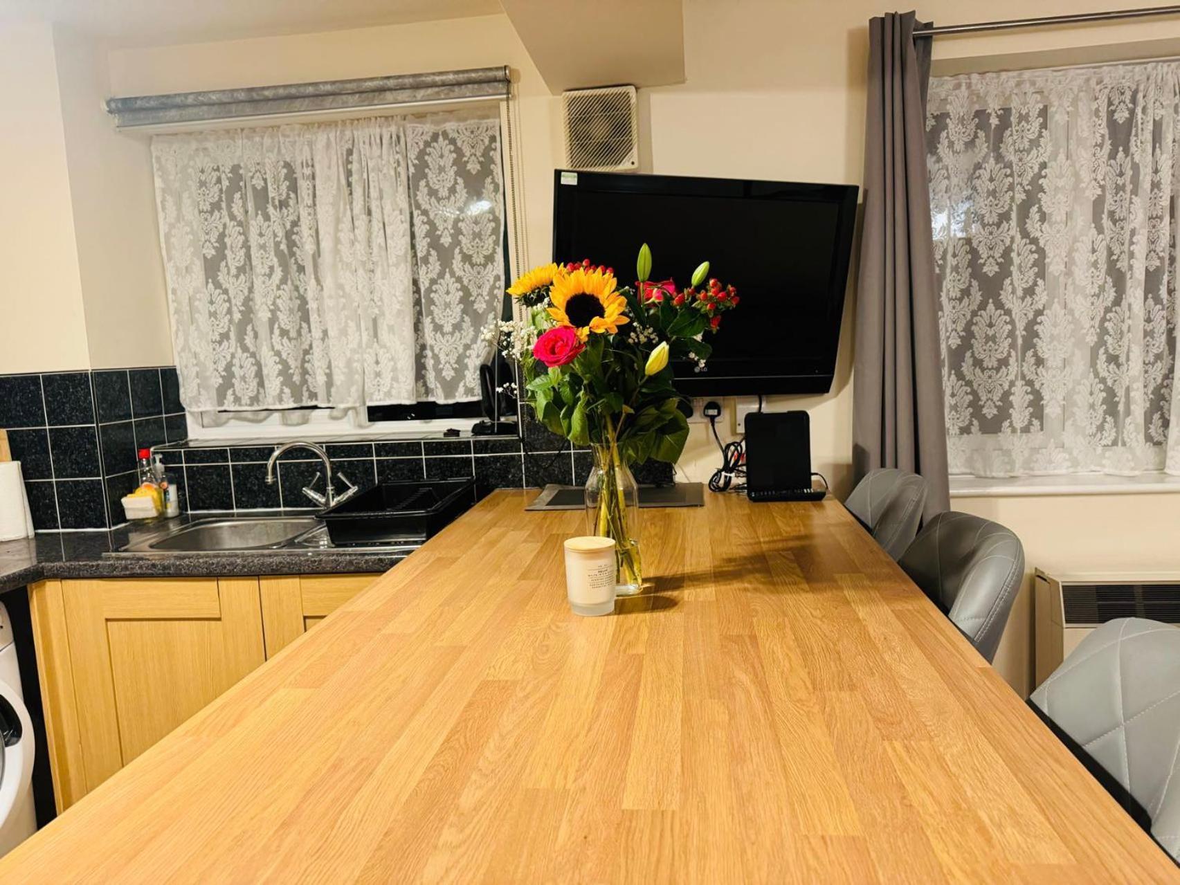 Self Contained 1 Bed Flat Next To Transport For Canary Wharf And Excel, O2 With Free Parking *