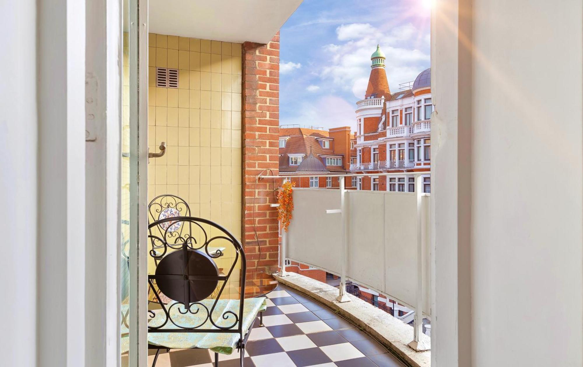 Iconic With Terrace Over Harrods Apartment *