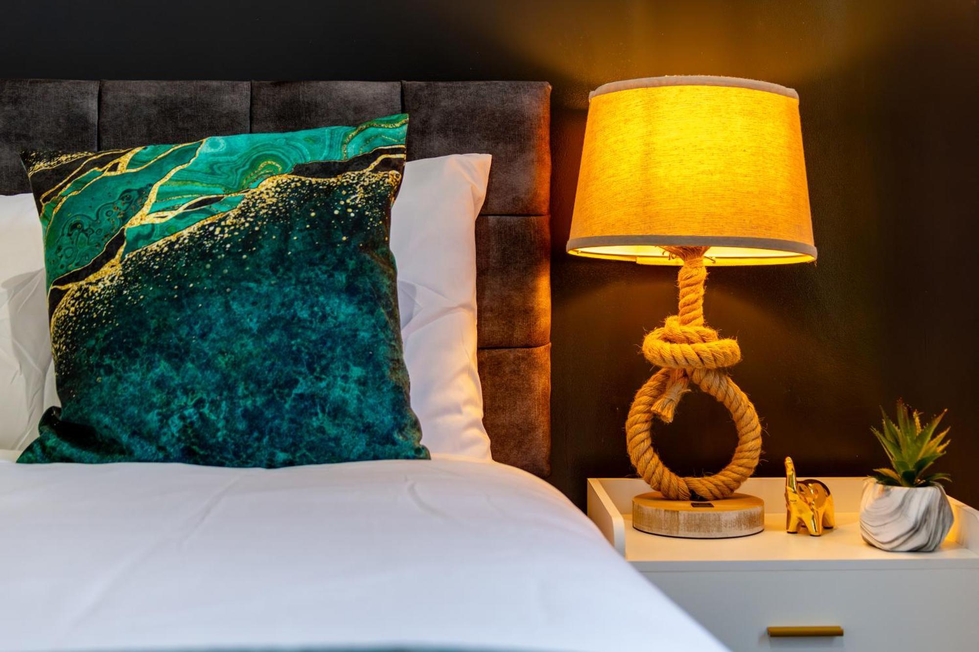 Stylish 2 Bedroom Haven In Zone 2-15 Mins To Central London- Garden & Parking Available! 5 Beds-Sleeps 6 People- Instant Book & Self Check-In! Save 20 Percent On Stays Of 7 Nights Or More ! Londres