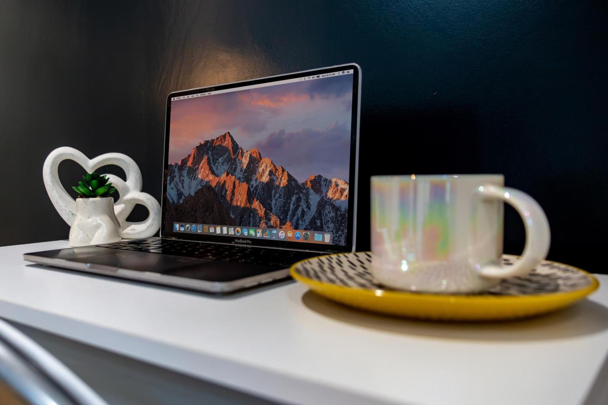 Stylish 2 Bedroom Haven In Zone 2-15 Mins To Central London- Garden & Parking Available! 5 Beds-Sleeps 6 People- Instant Book & Self Check-In! Save 20 Percent On Stays Of 7 Nights Or More ! * Londres