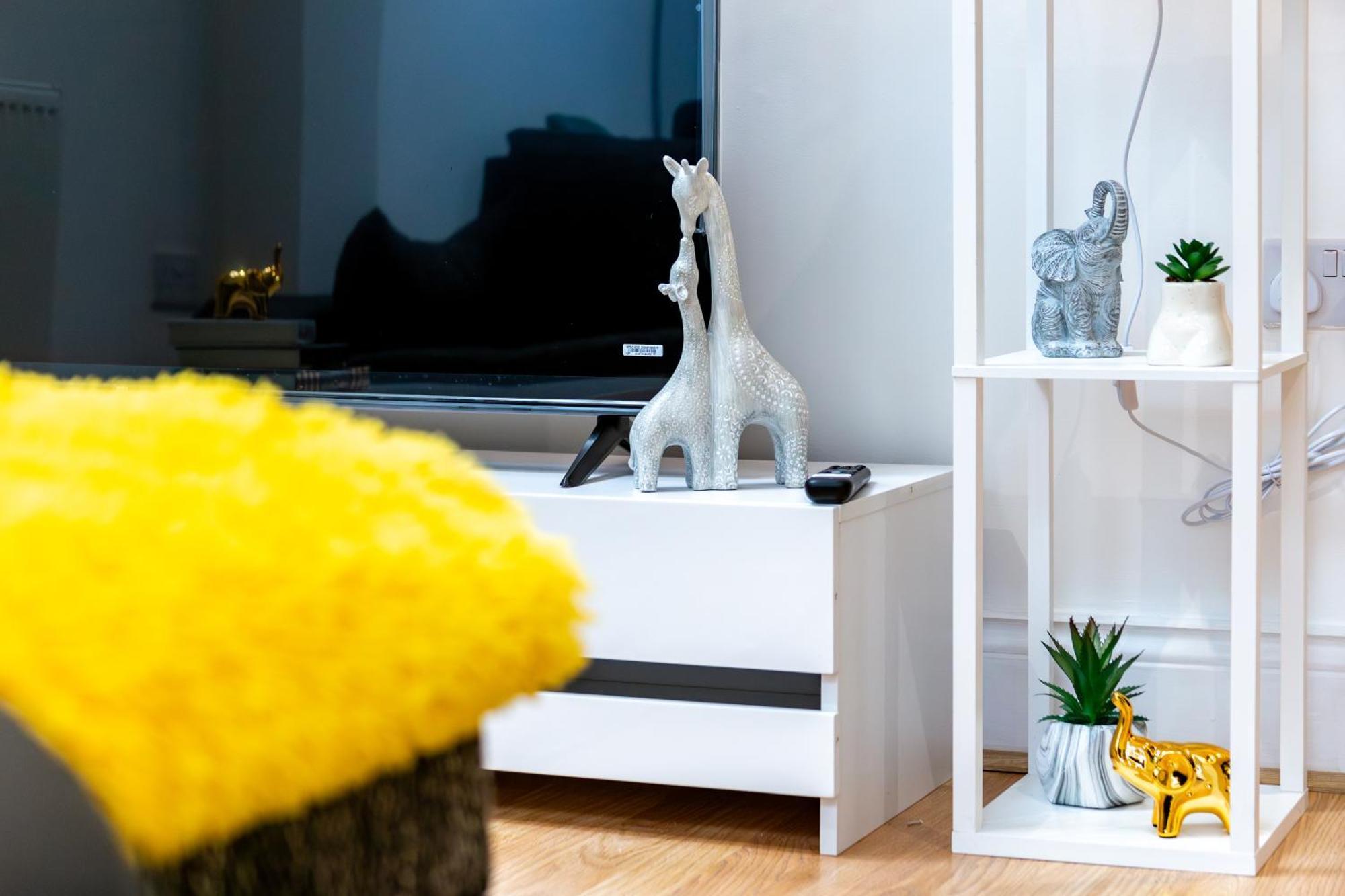 Stylish 2 Bedroom Haven In Zone 2-15 Mins To Central London- Garden & Parking Available! 5 Beds-Sleeps 6 People- Instant Book & Self Check-In! Save 20 Percent On Stays Of 7 Nights Or More ! Londres