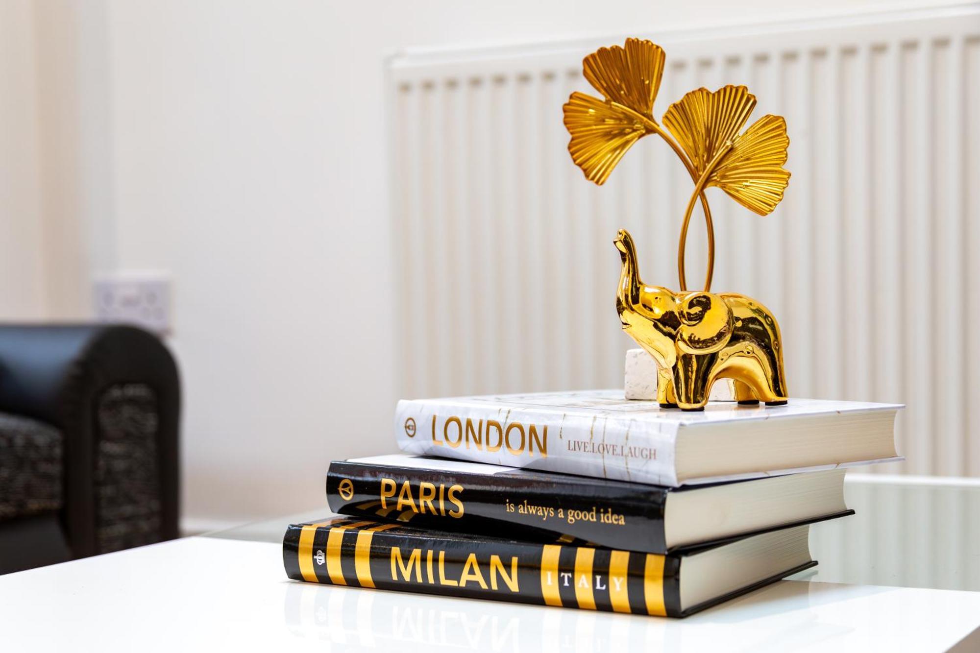 Stylish 2 Bedroom Haven In Zone 2-15 Mins To Central London- Garden & Parking Available! 5 Beds-Sleeps 6 People- Instant Book & Self Check-In! Save 20 Percent On Stays Of 7 Nights Or More ! Londres