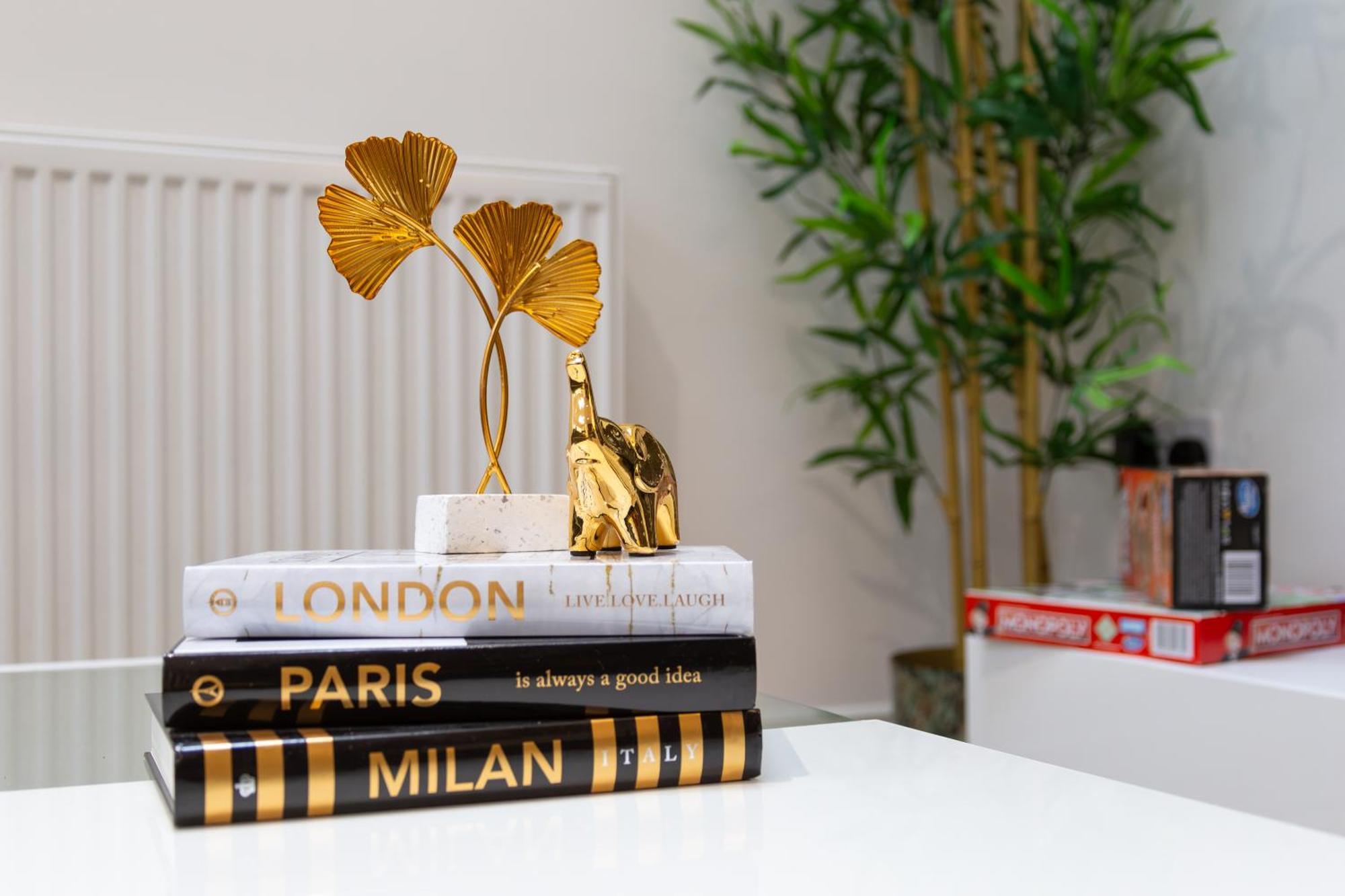 Stylish 2 Bedroom Haven In Zone 2-15 Mins To Central London- Garden & Parking Available! 5 Beds-Sleeps 6 People- Instant Book & Self Check-In! Save 20 Percent On Stays Of 7 Nights Or More ! Appartement