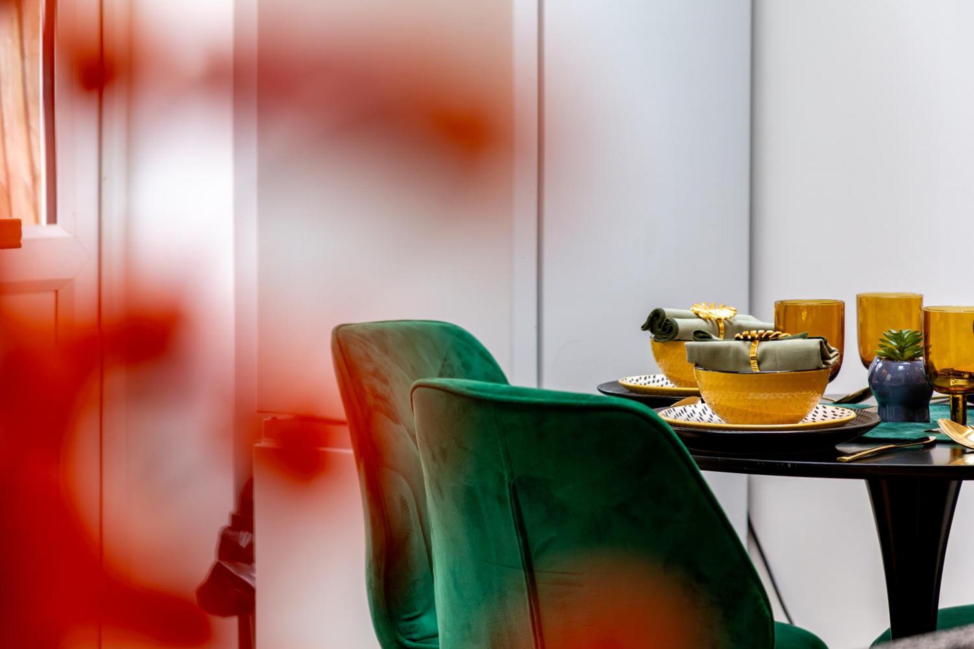 Stylish 2 Bedroom Haven In Zone 2-15 Mins To Central London- Garden & Parking Available! 5 Beds-Sleeps 6 People- Instant Book & Self Check-In! Save 20 Percent On Stays Of 7 Nights Or More ! Londres
