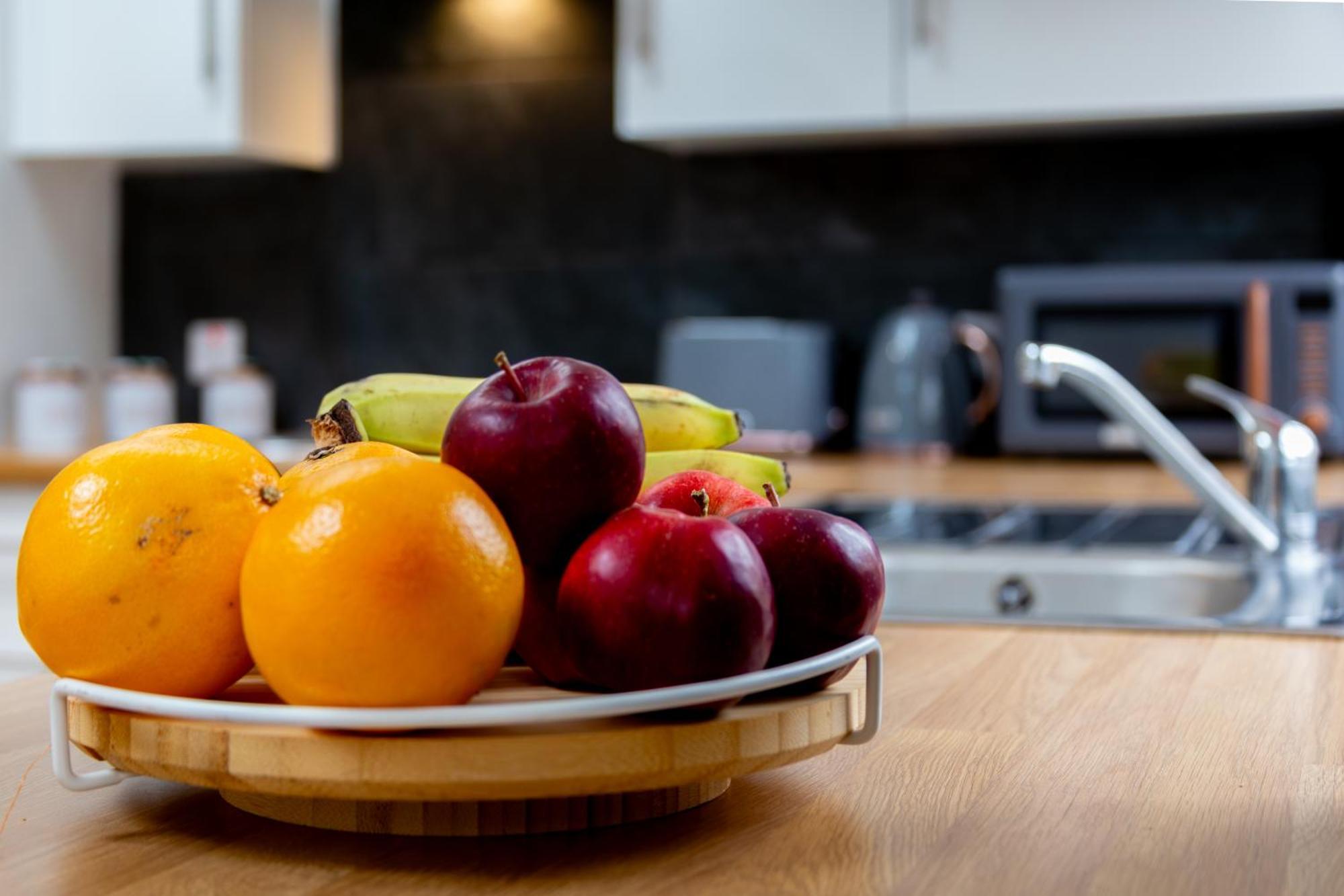Stylish 2 Bedroom Haven In Zone 2-15 Mins To Central London- Garden & Parking Available! 5 Beds-Sleeps 6 People- Instant Book & Self Check-In! Save 20 Percent On Stays Of 7 Nights Or More ! Appartement
