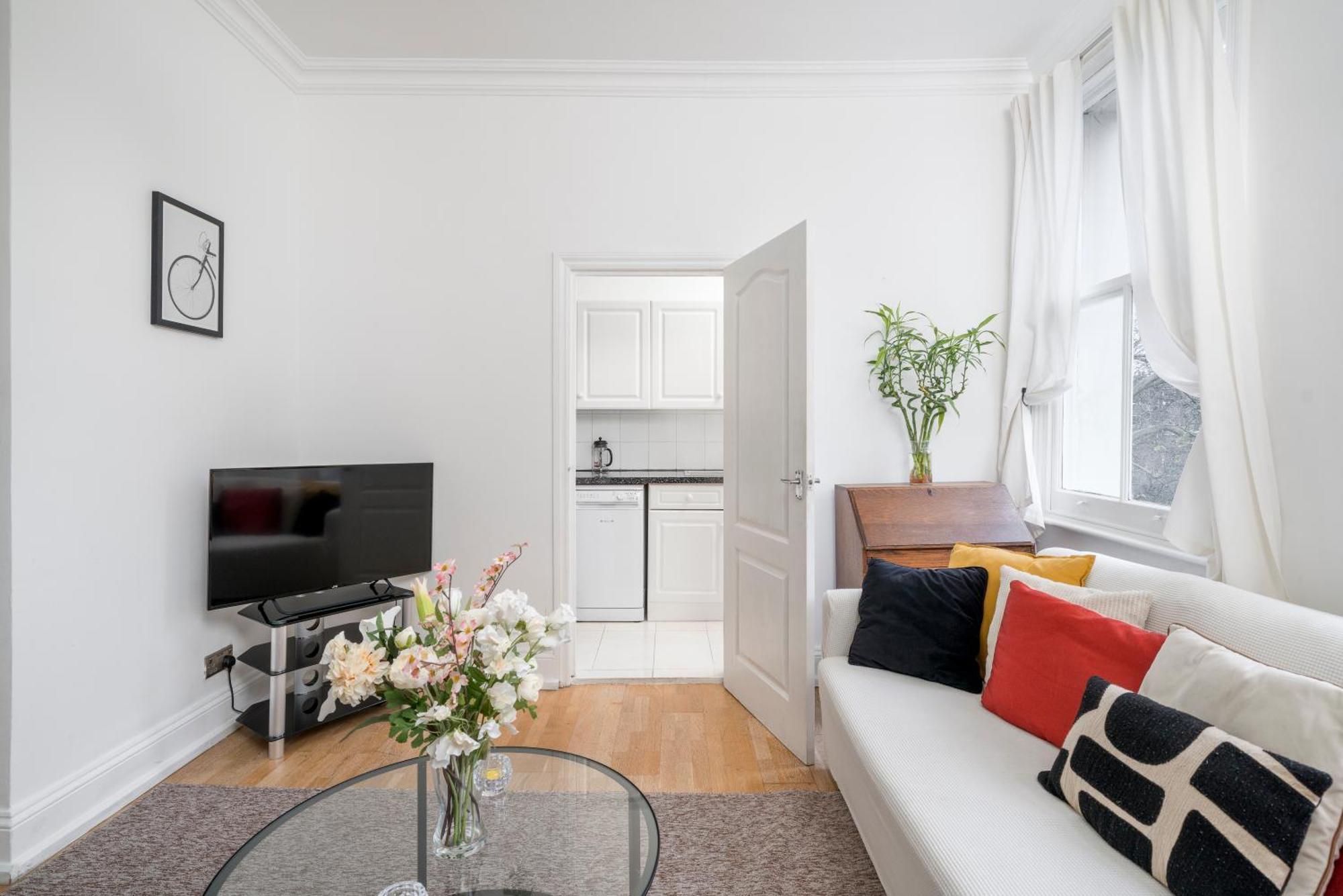 Apartamento & Charming 2-3 Bed In Kensington, 2 Minutes To Tube, Piccadilly & District Lines, Stunning Garden Views *