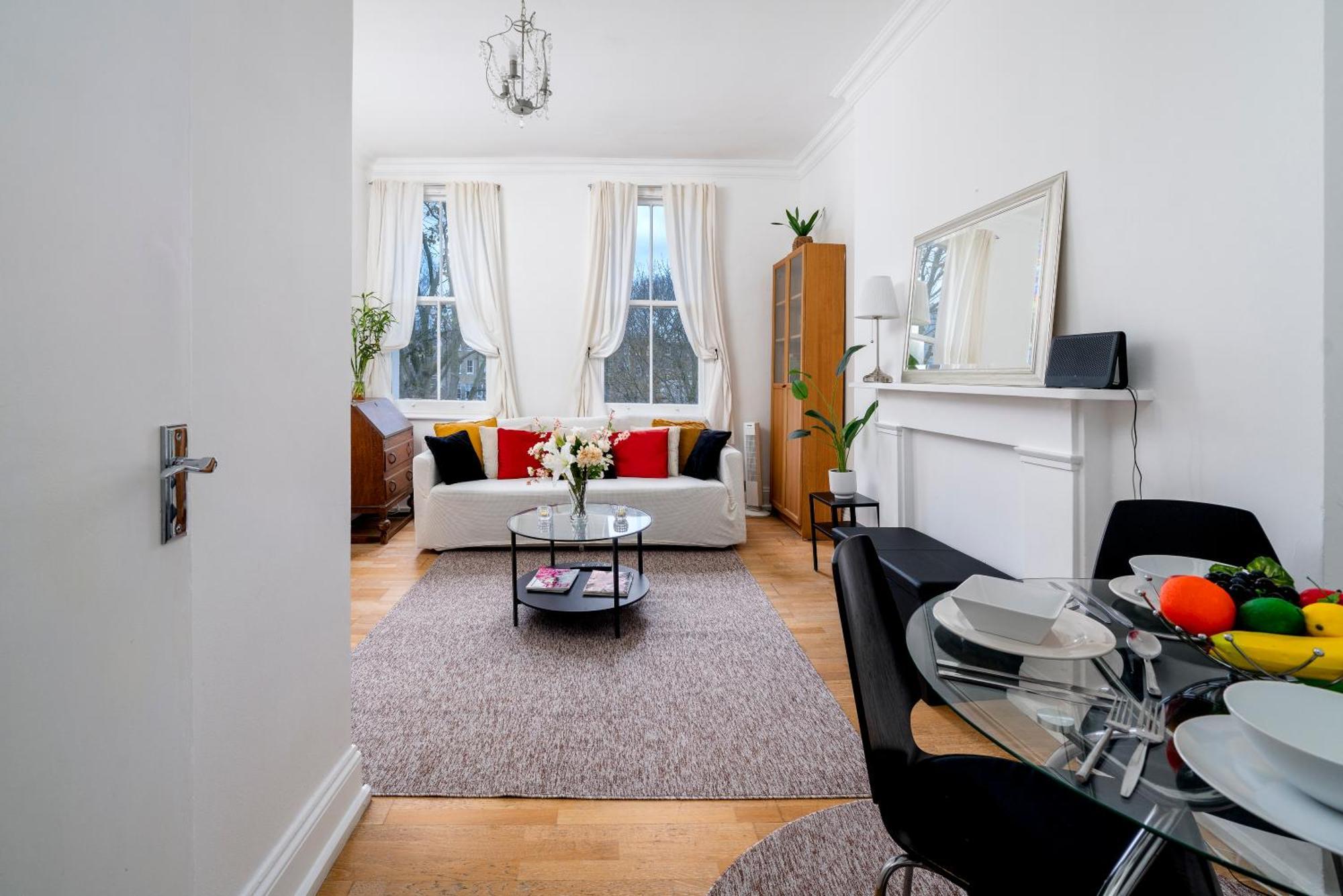 & Charming 2-3 Bed In Kensington, 2 Minutes To Tube, Piccadilly & District Lines, Stunning Garden Views *